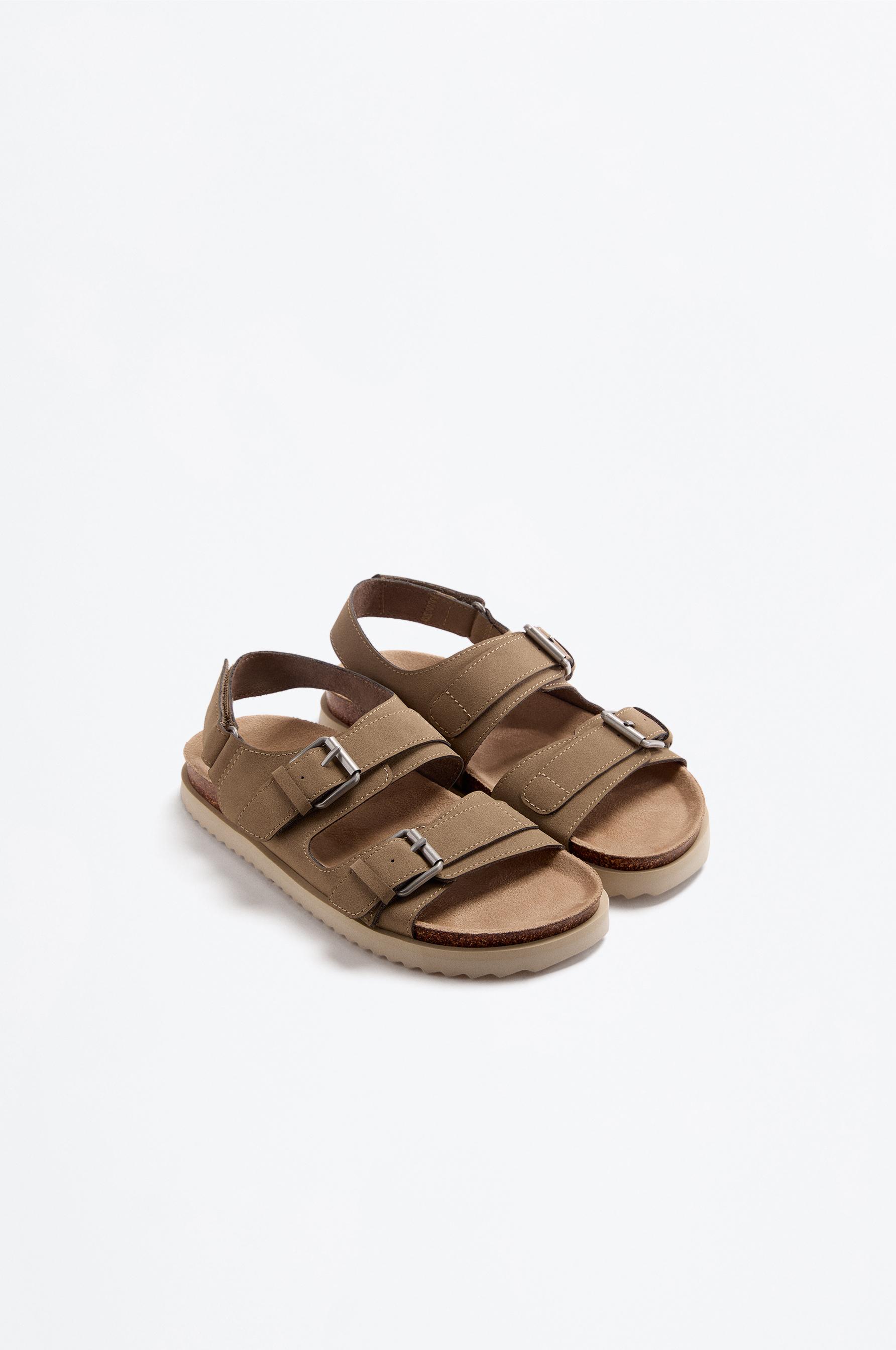 BUCKLE SANDALS — BROWN