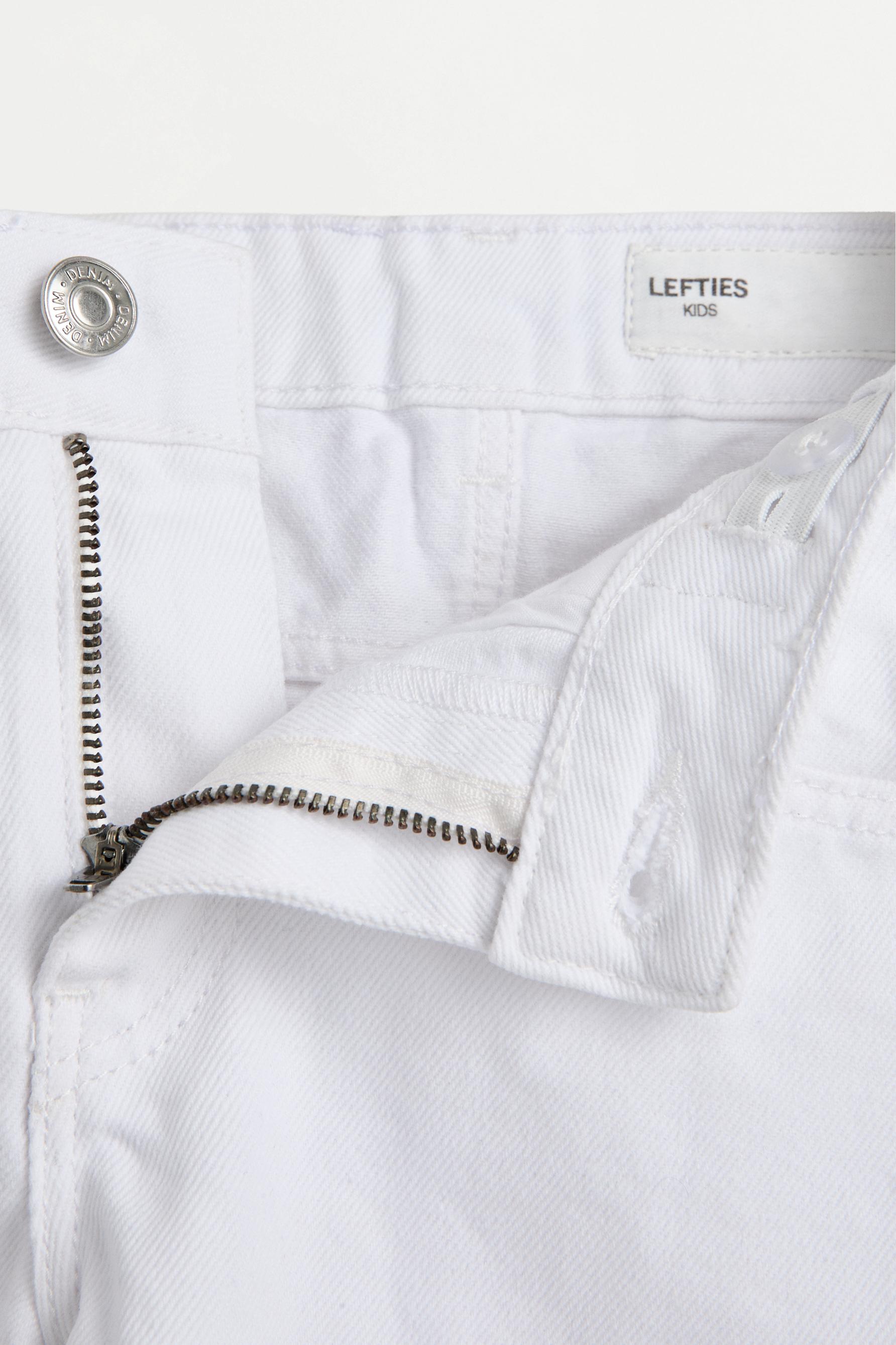 Frayed denim shorts — WHITE