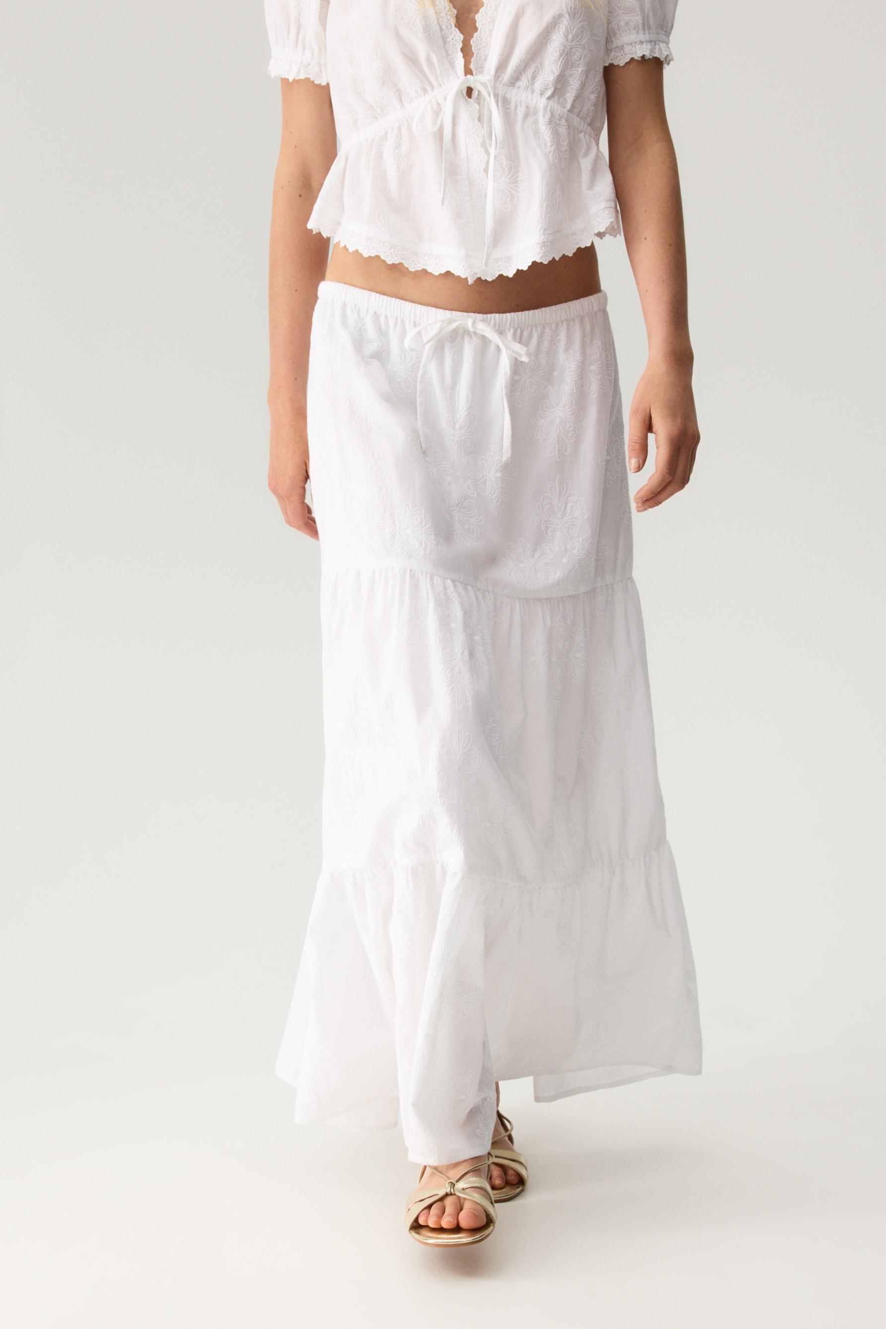 Falda larga bordada