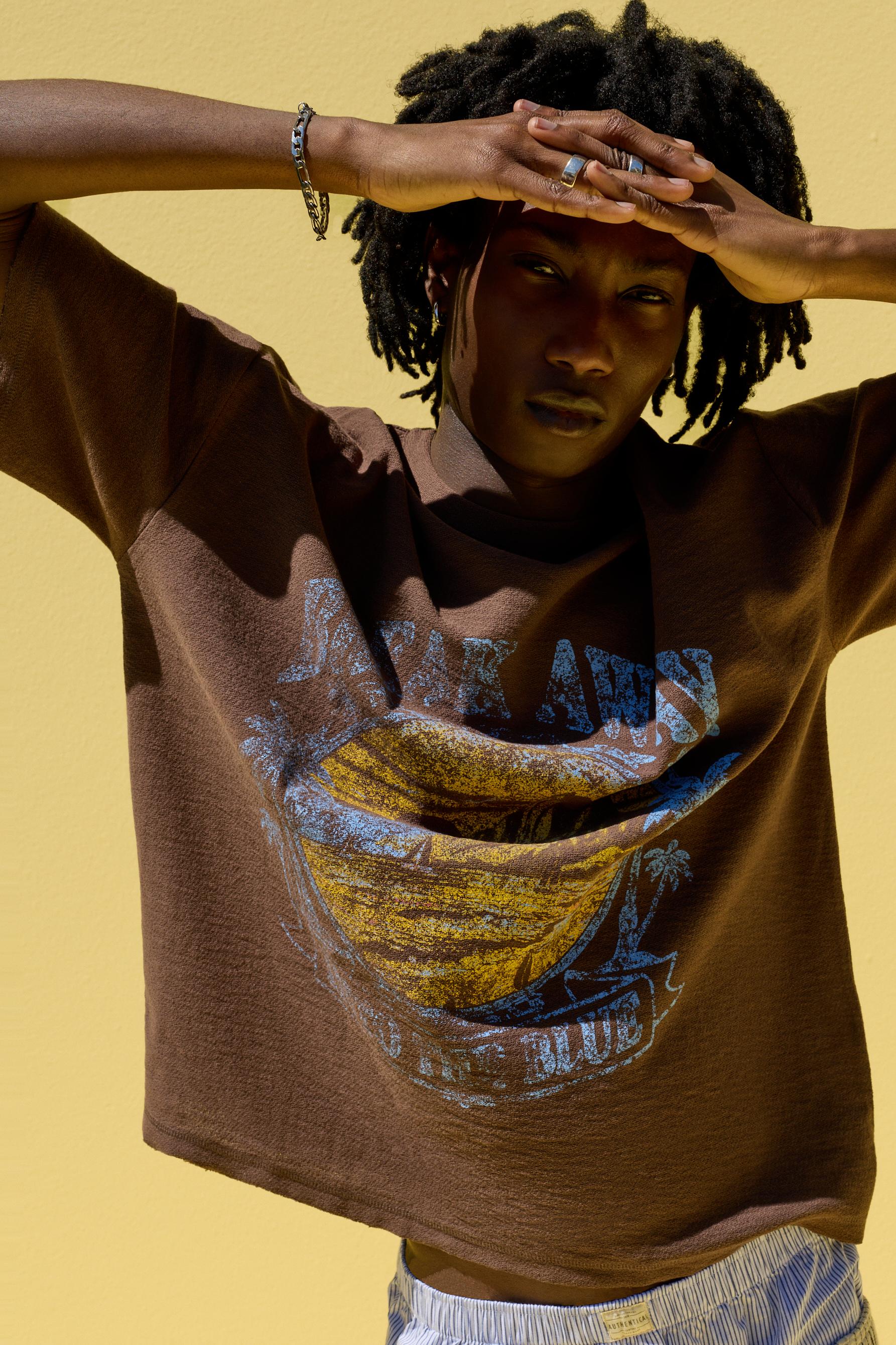 Distressed print T-shirt — BROWN