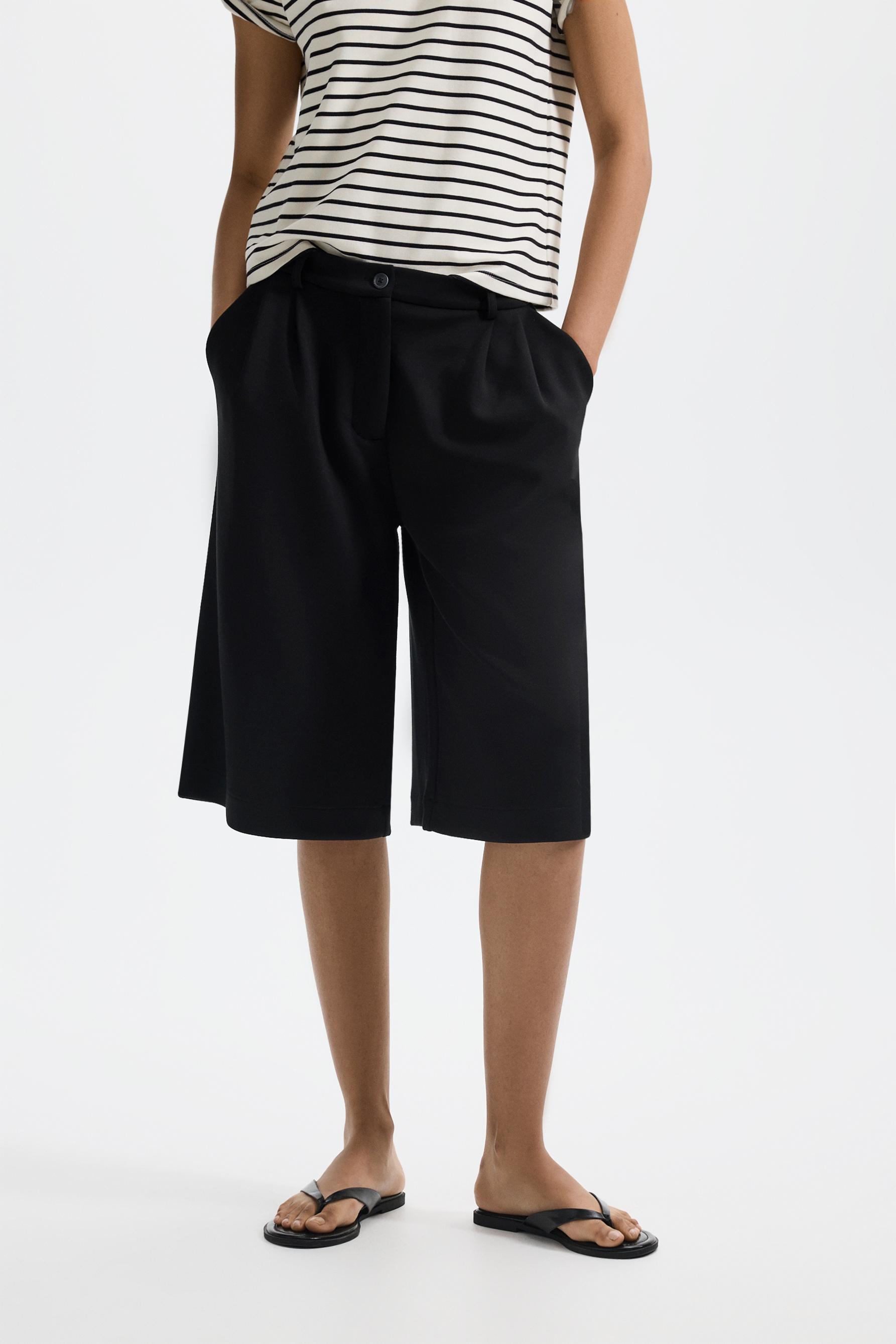 Flowing Bermuda shorts with pleats — BLACK