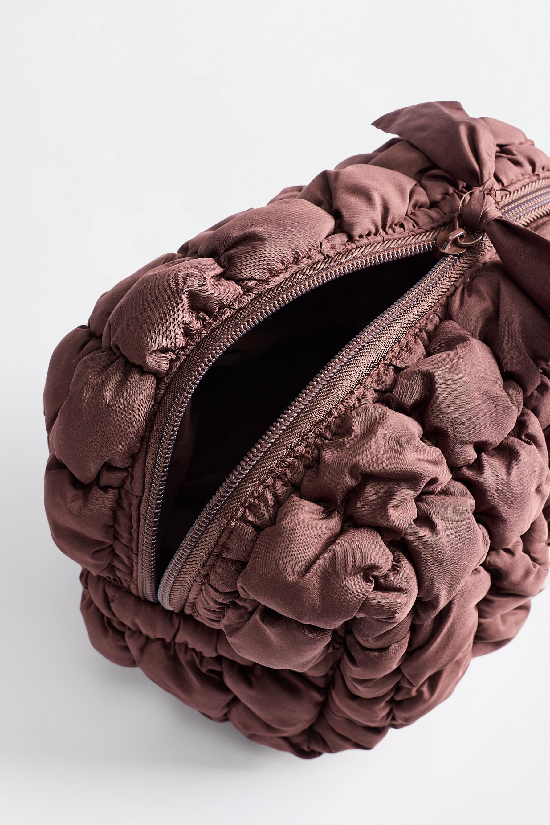 Medium waffle-knit toiletry bag — MINK