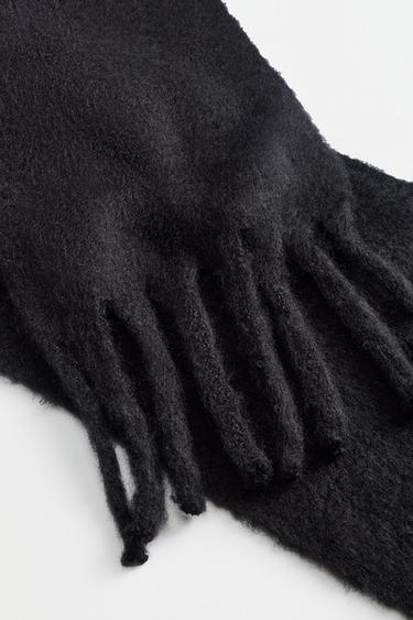 Fluffy solid scarf — BLACK 4