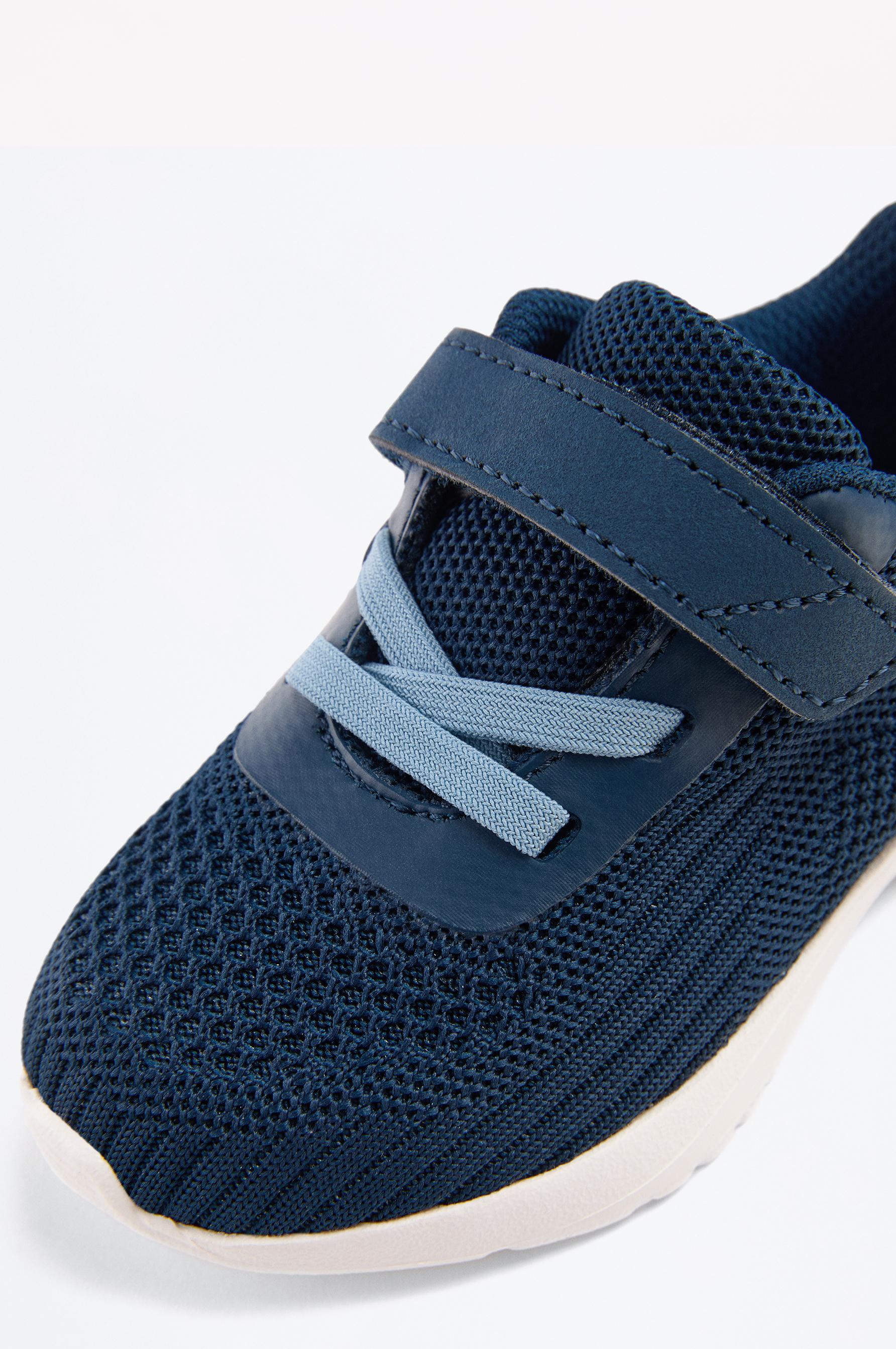 Minimalist sports shoe — BLUE