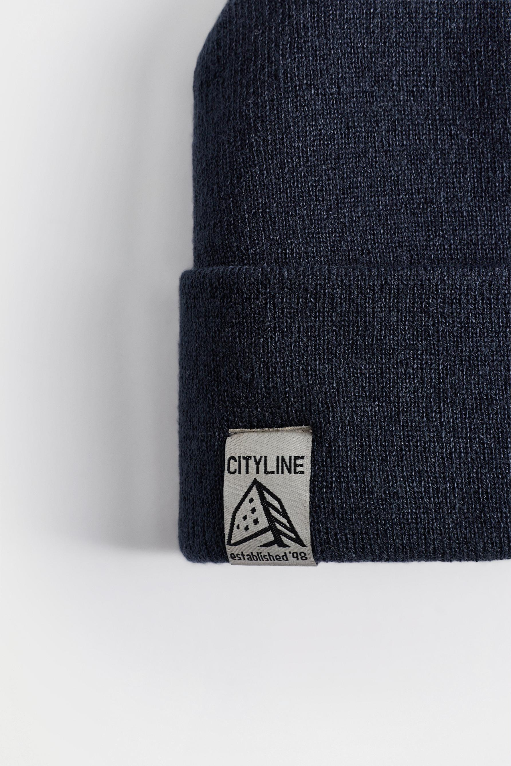 Knit beanie with label — NAVY