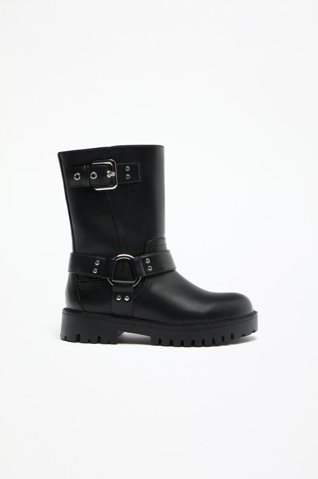 Biker boots with buckles