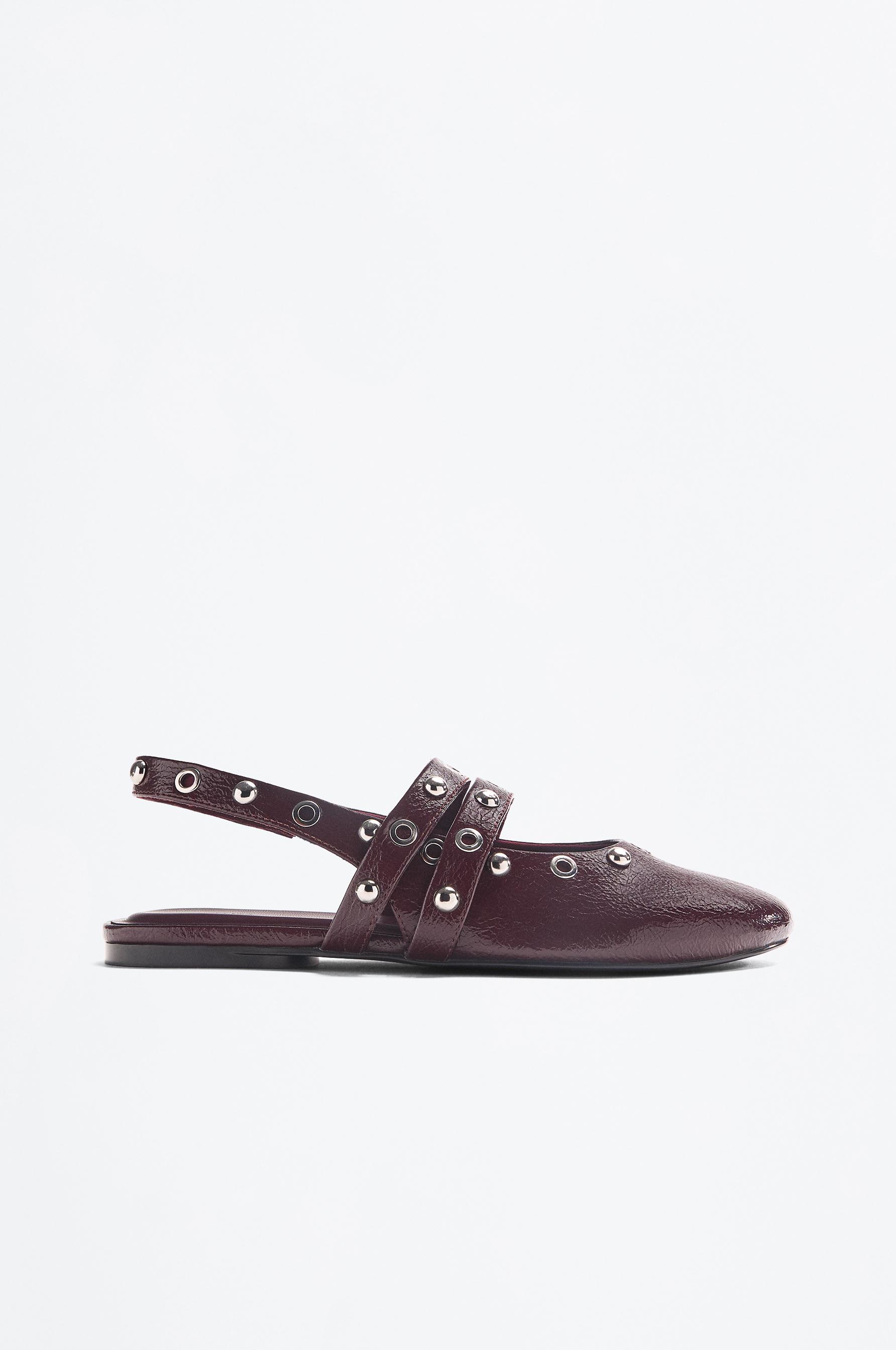 Zapato destalonado tachas