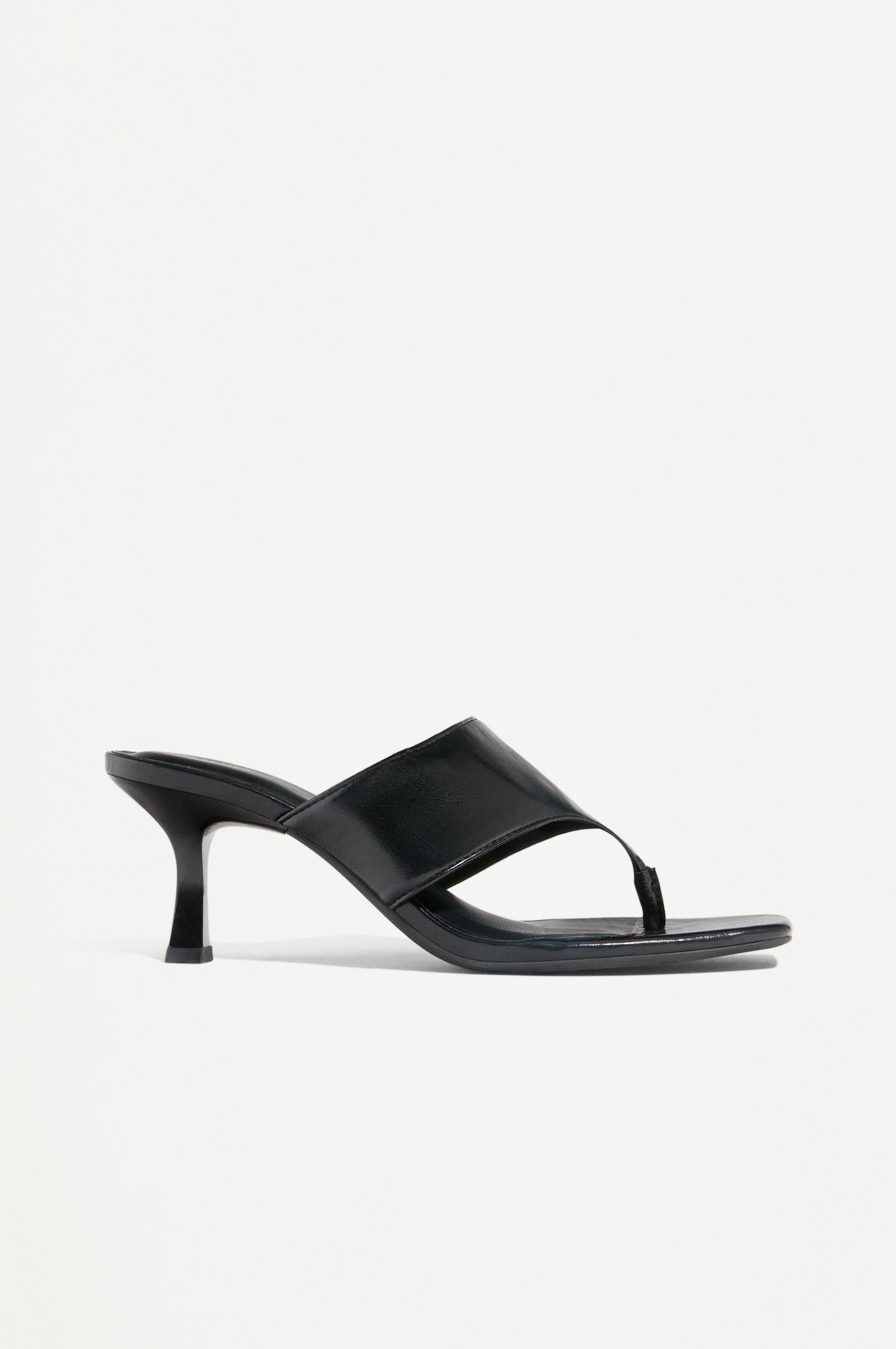 Sandalia tacón dedo