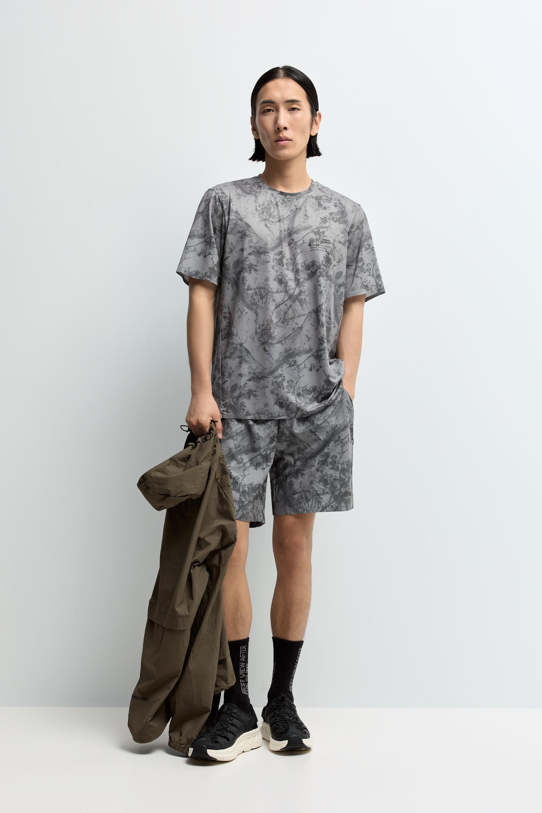 Bermuda deportiva estampado abstracto