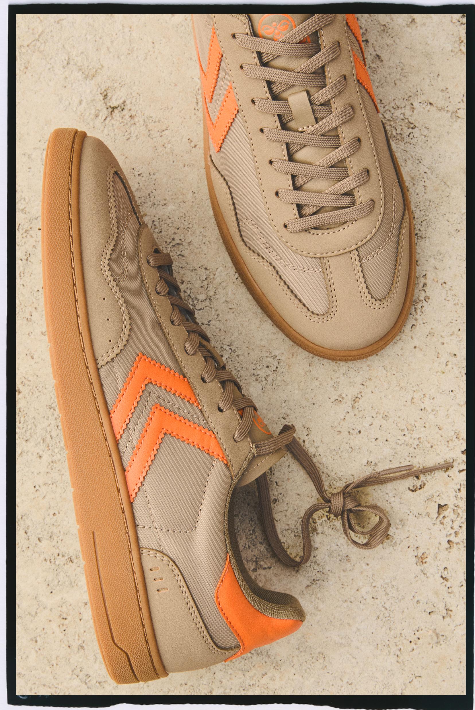Hummel sneakers — BROWN
