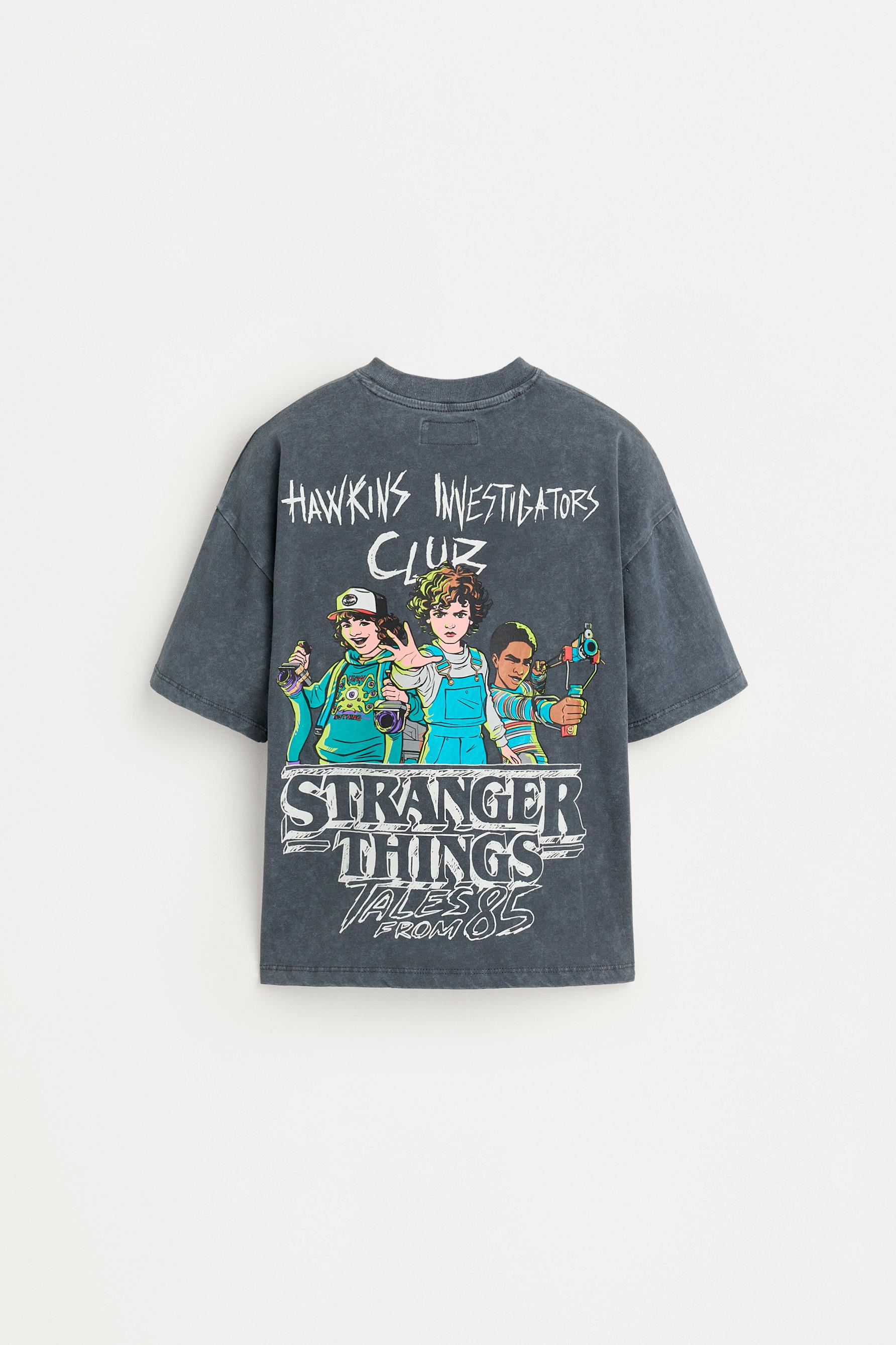 Stranger Things™/© Netflix club back maxiprint T-shirt — ANTHRACITE GREY