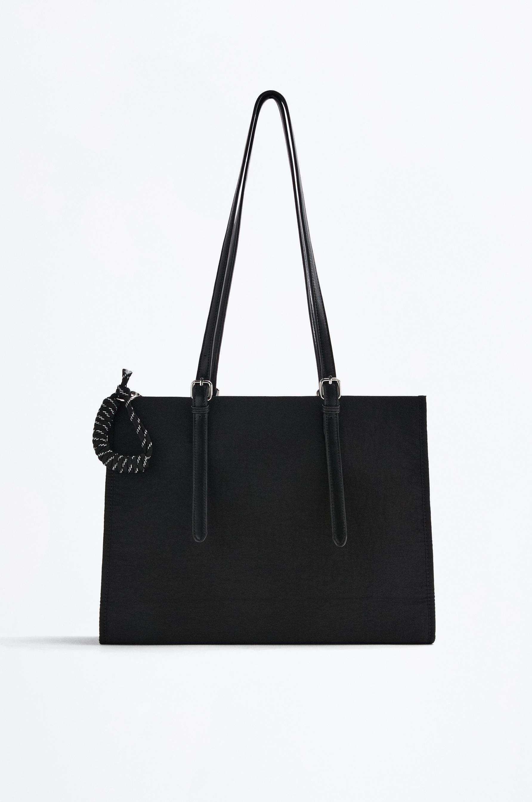 Bolso shopper trench con charm