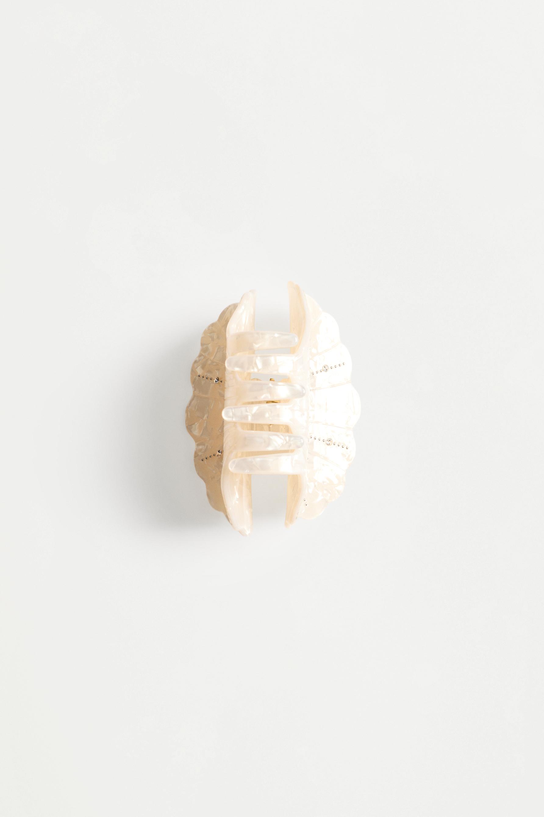 Rhinestone shell claw clip — ECRU/WHITE