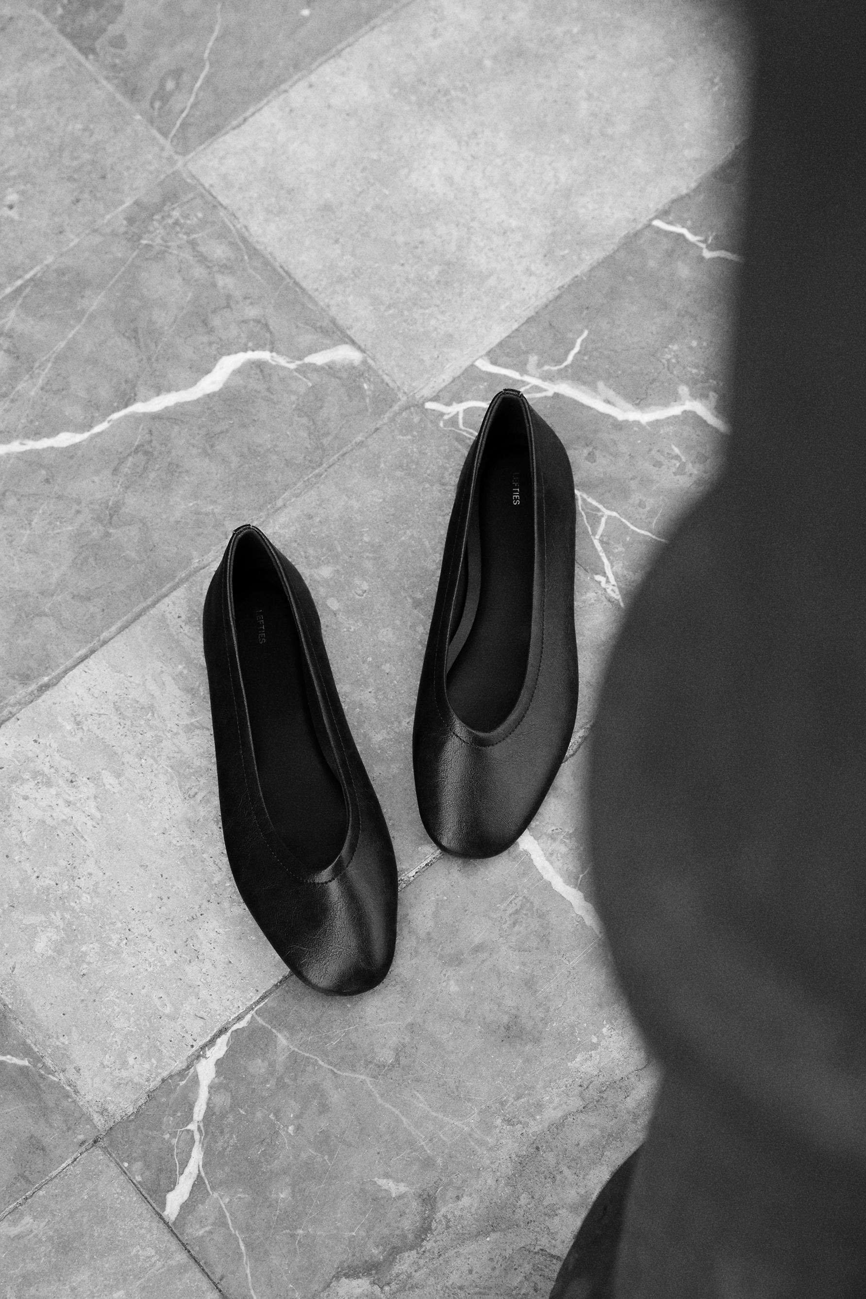 Minimalist ballet flats — BLACK