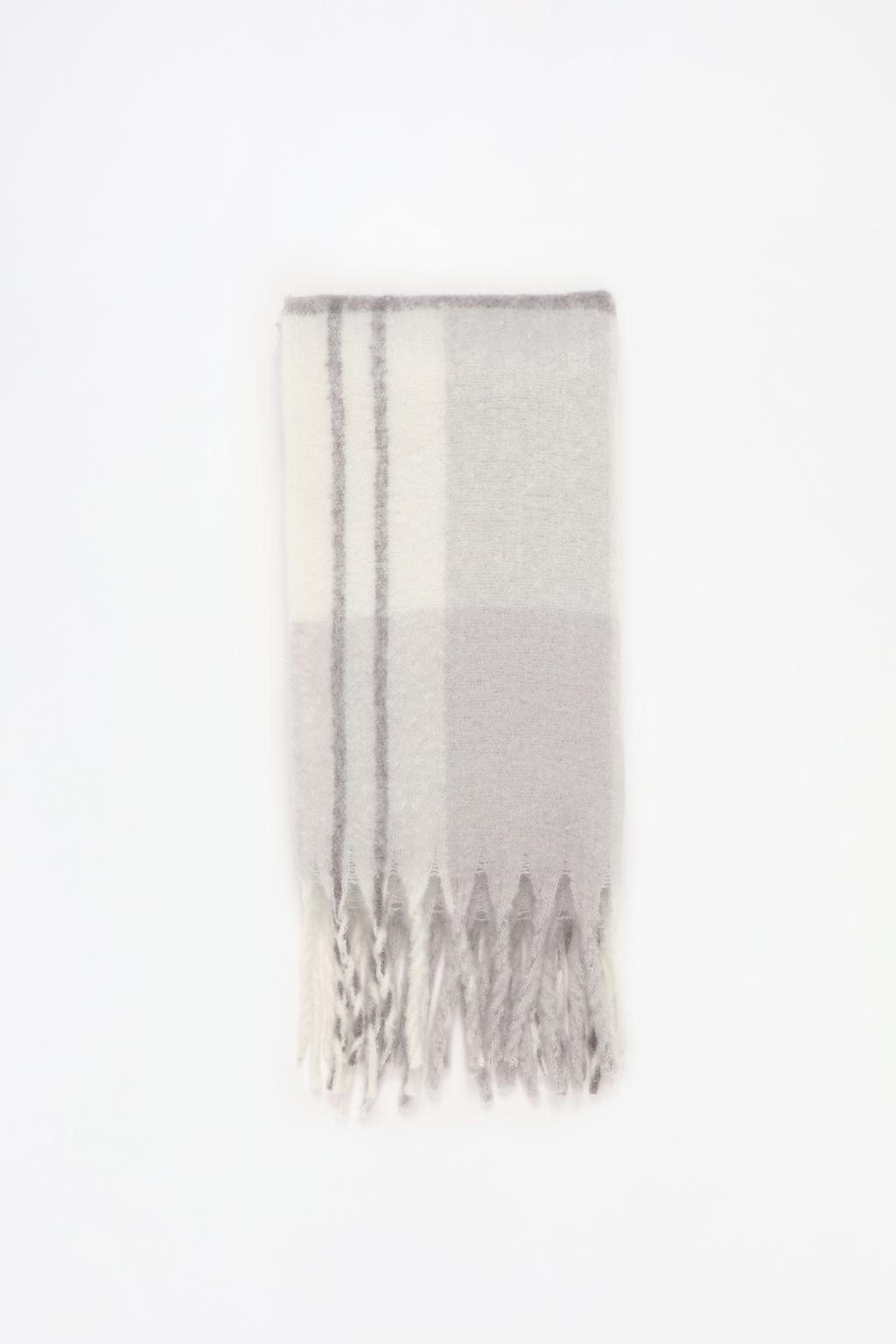 Plain scarf with fringing