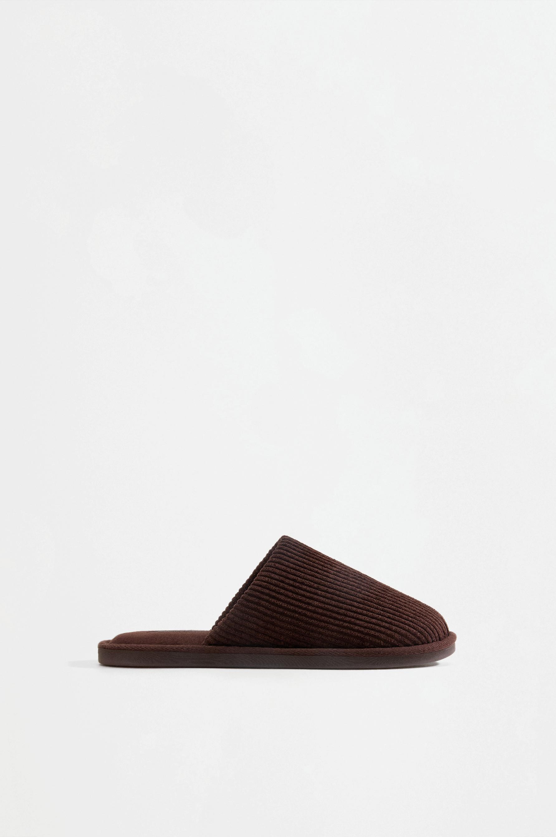 House slippers — BROWN