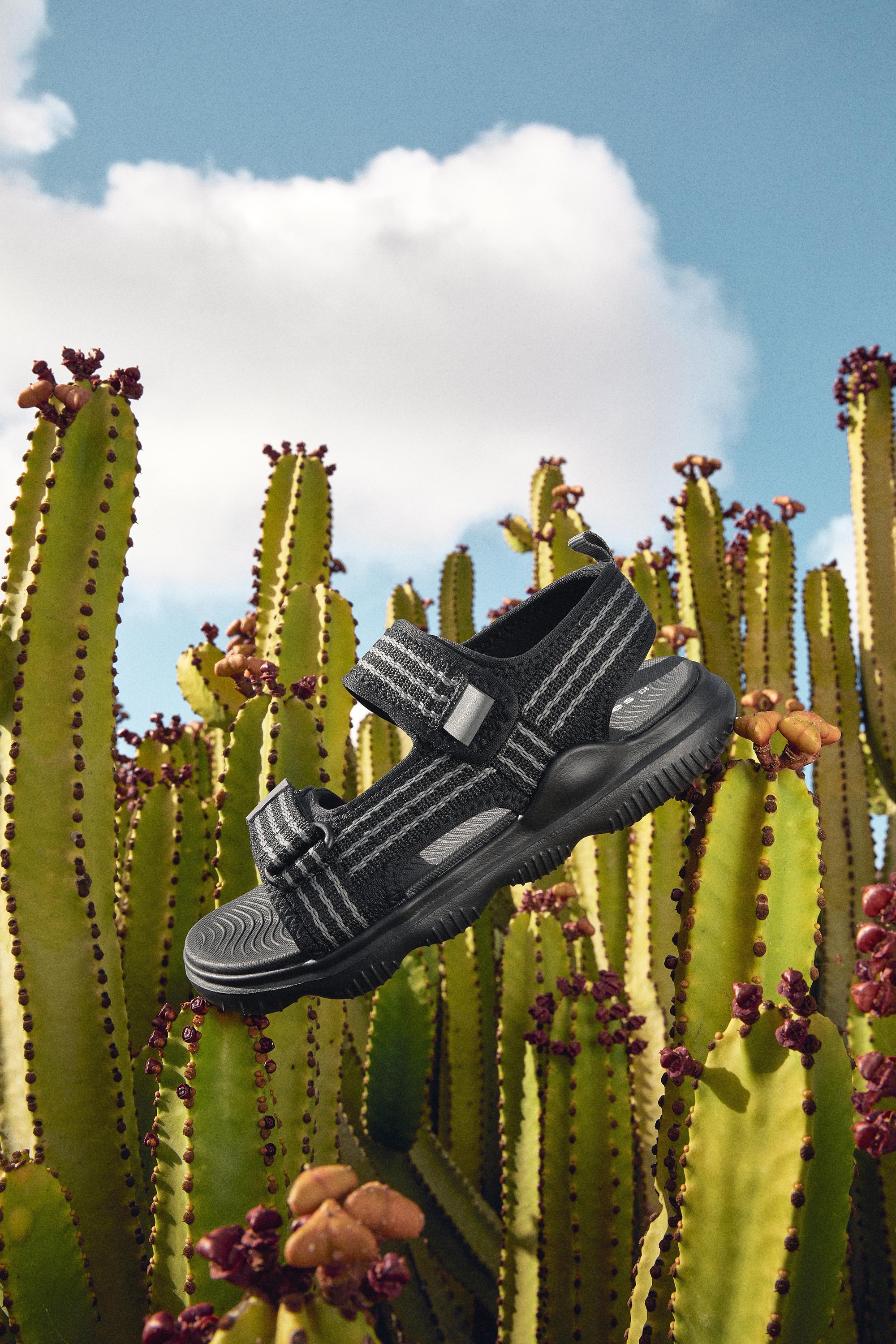 Printed athletic sandals — BLACK