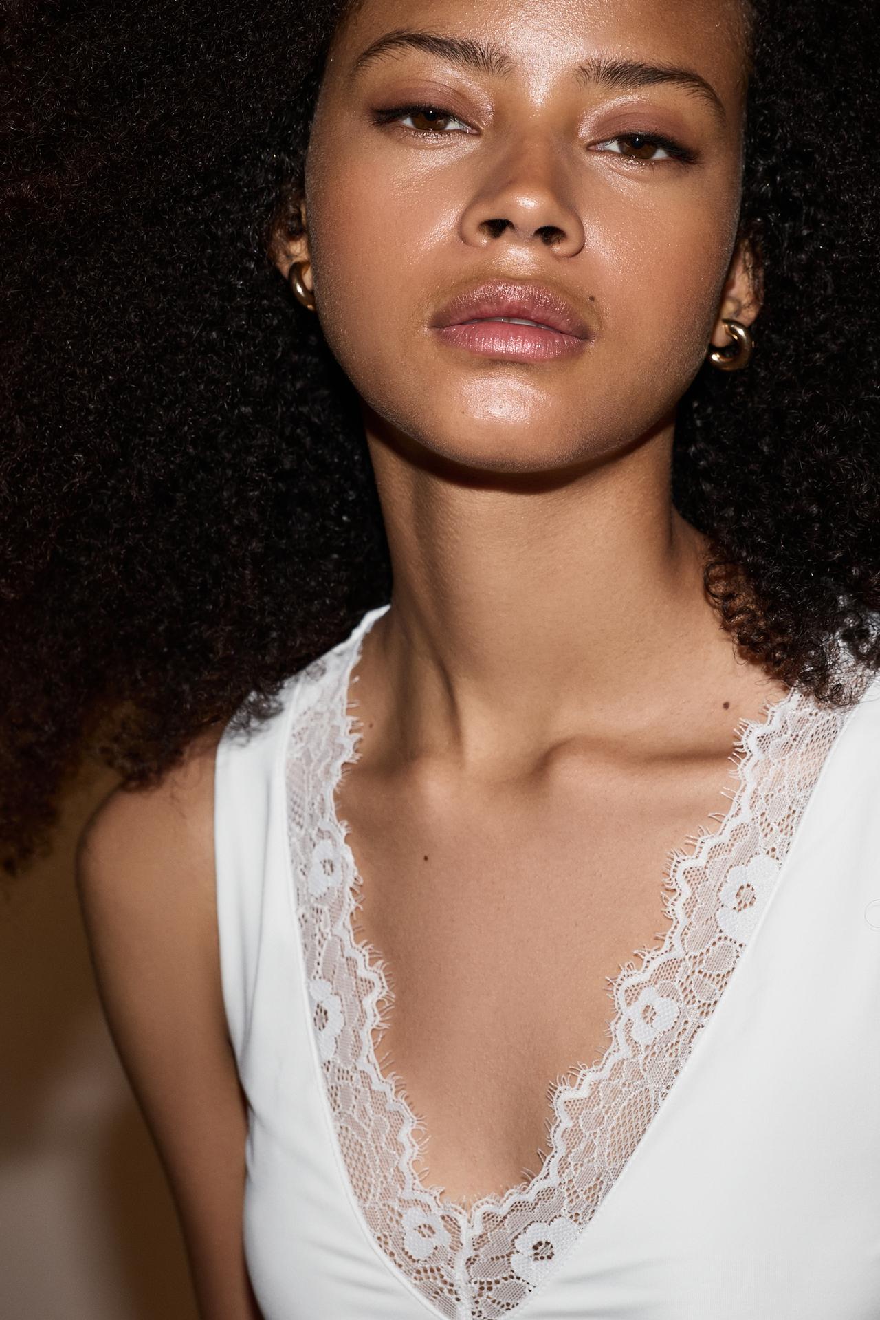 Lace V-neck bodysuit — WHITE
