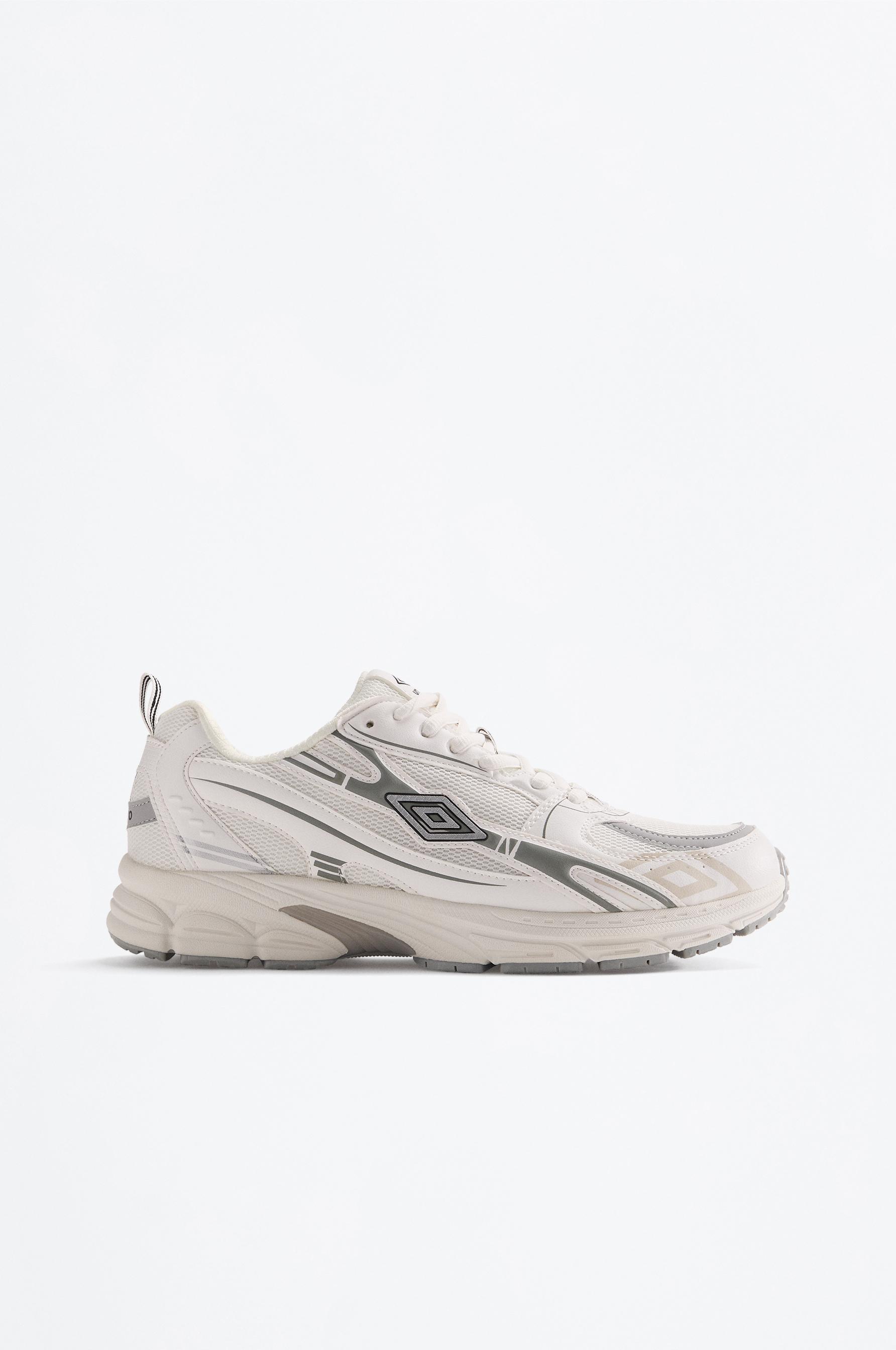 Umbro multi-piece gradient sports shoe — WHITE