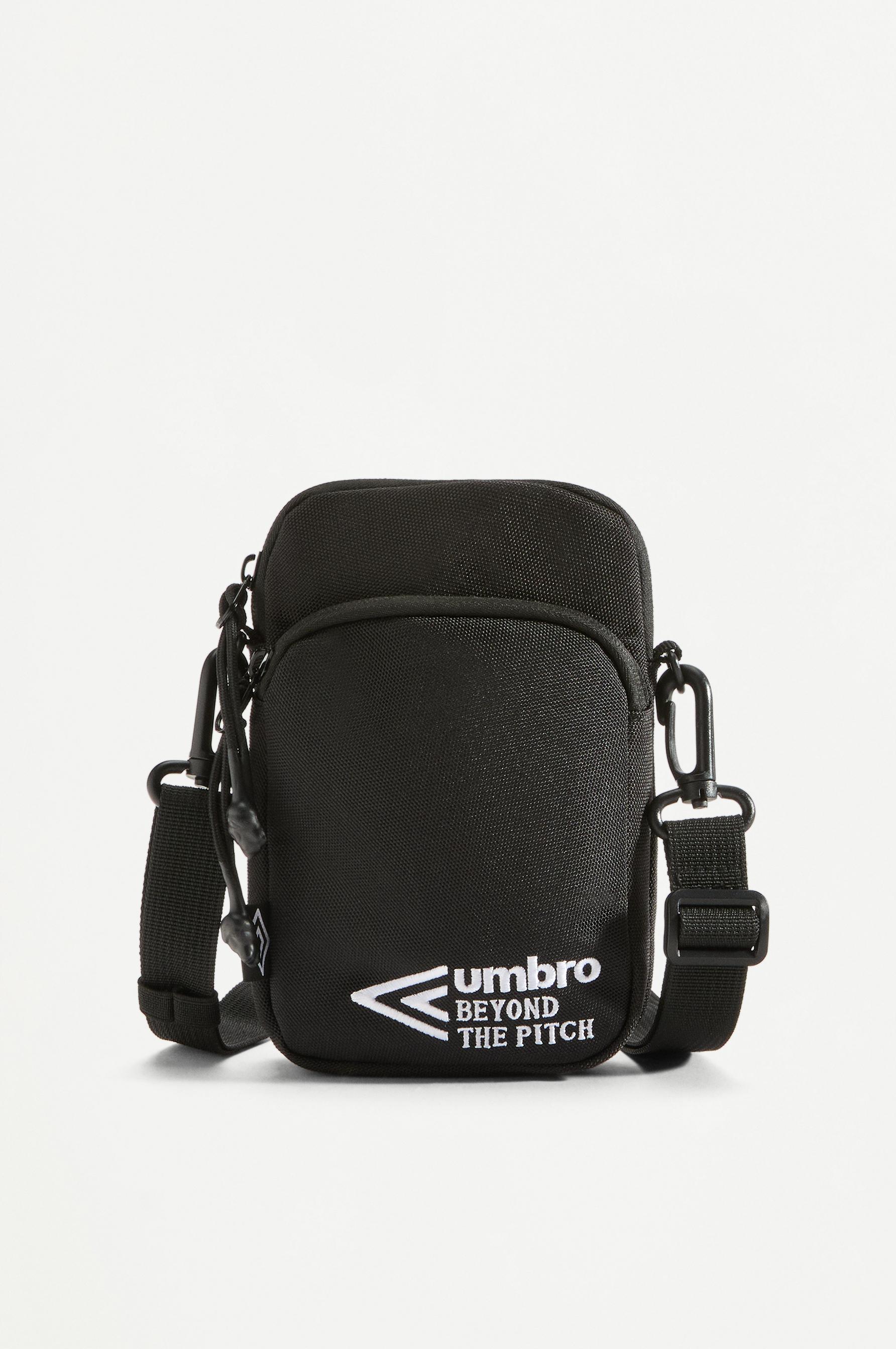 Umbro Beyond the Pitch shoulder bag — BLACK