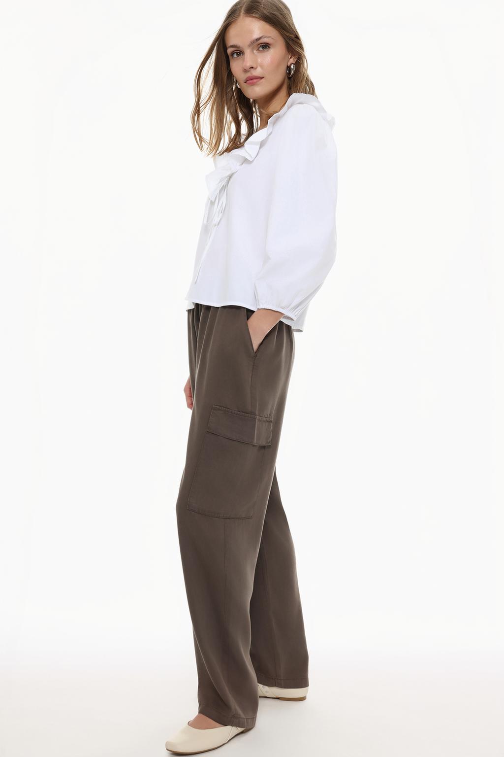 Cargo trousers with drawstring