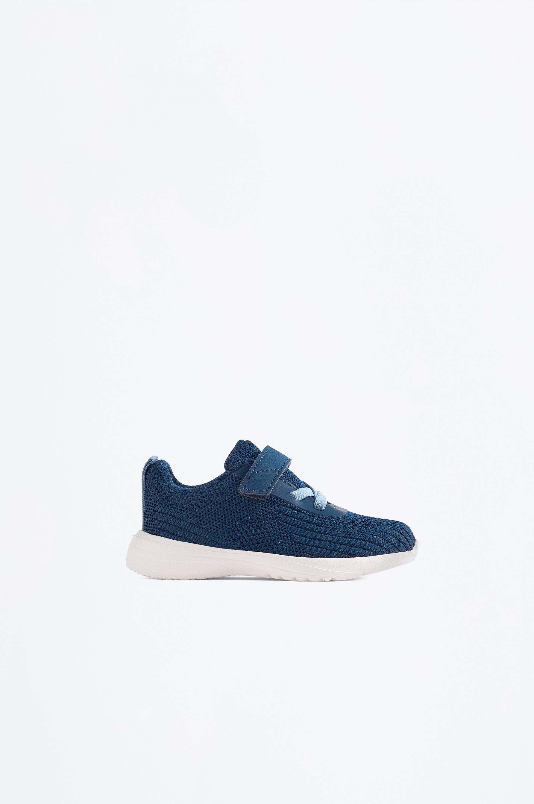 Minimalist sports shoe — BLUE