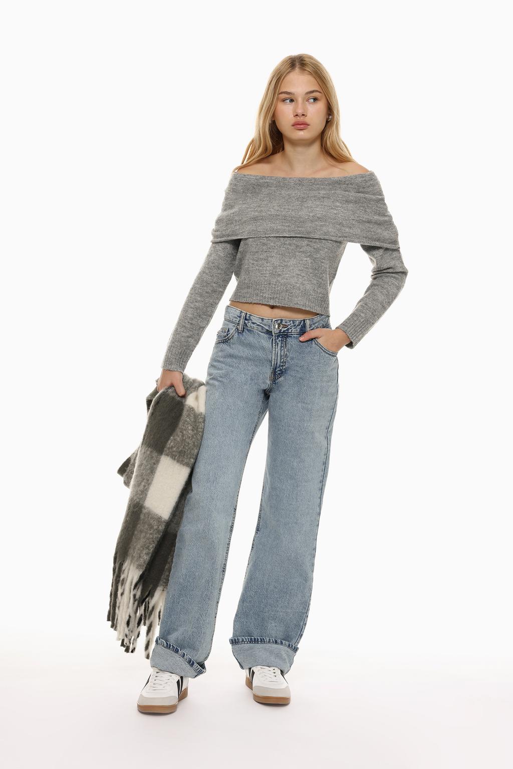 Straight-leg jeans with turn-up hems