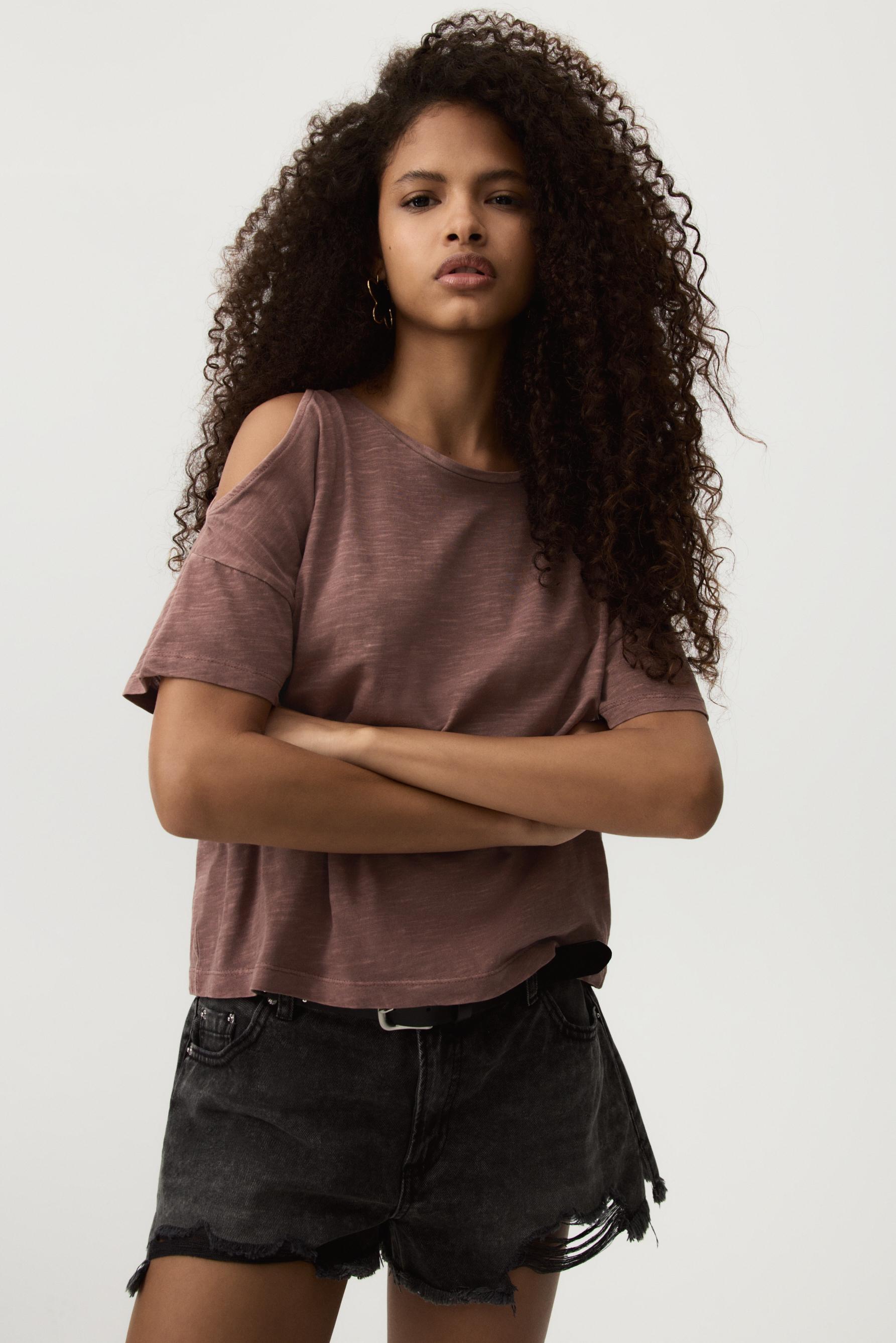 Camiseta cut out hombros