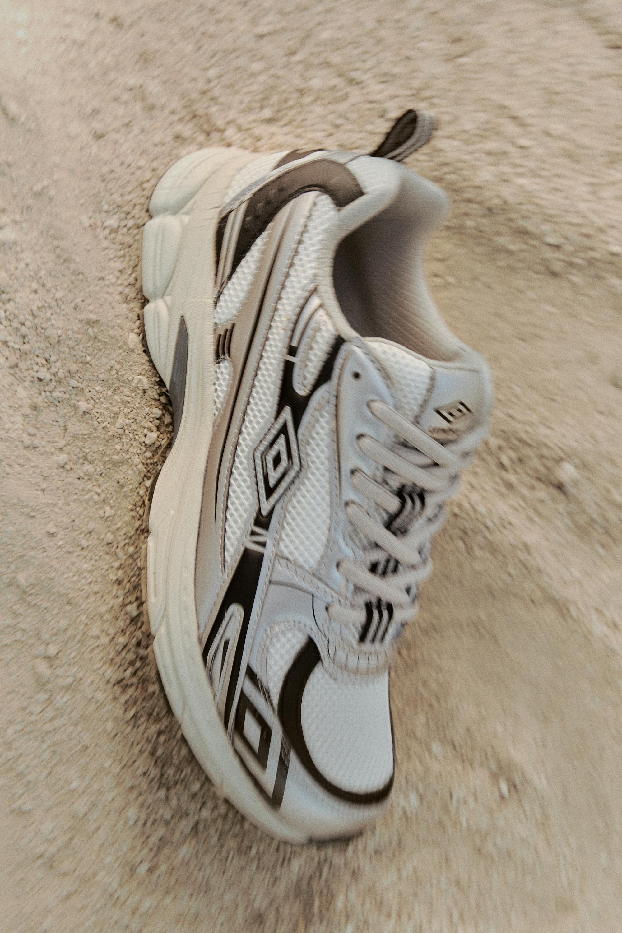 Umbro multi-piece gradient sports shoe — SILVER