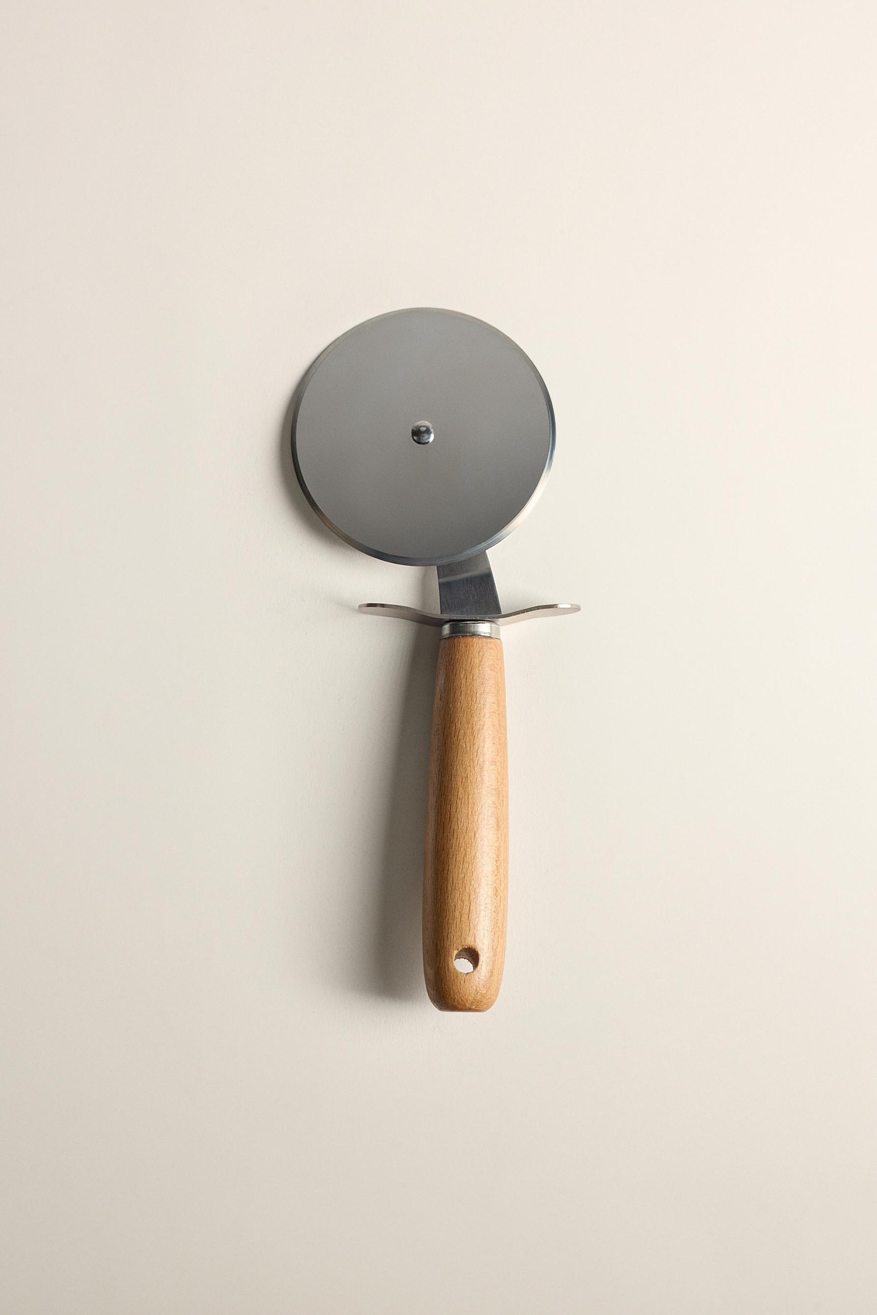 Cortador de pizza acero inoxidable y madera