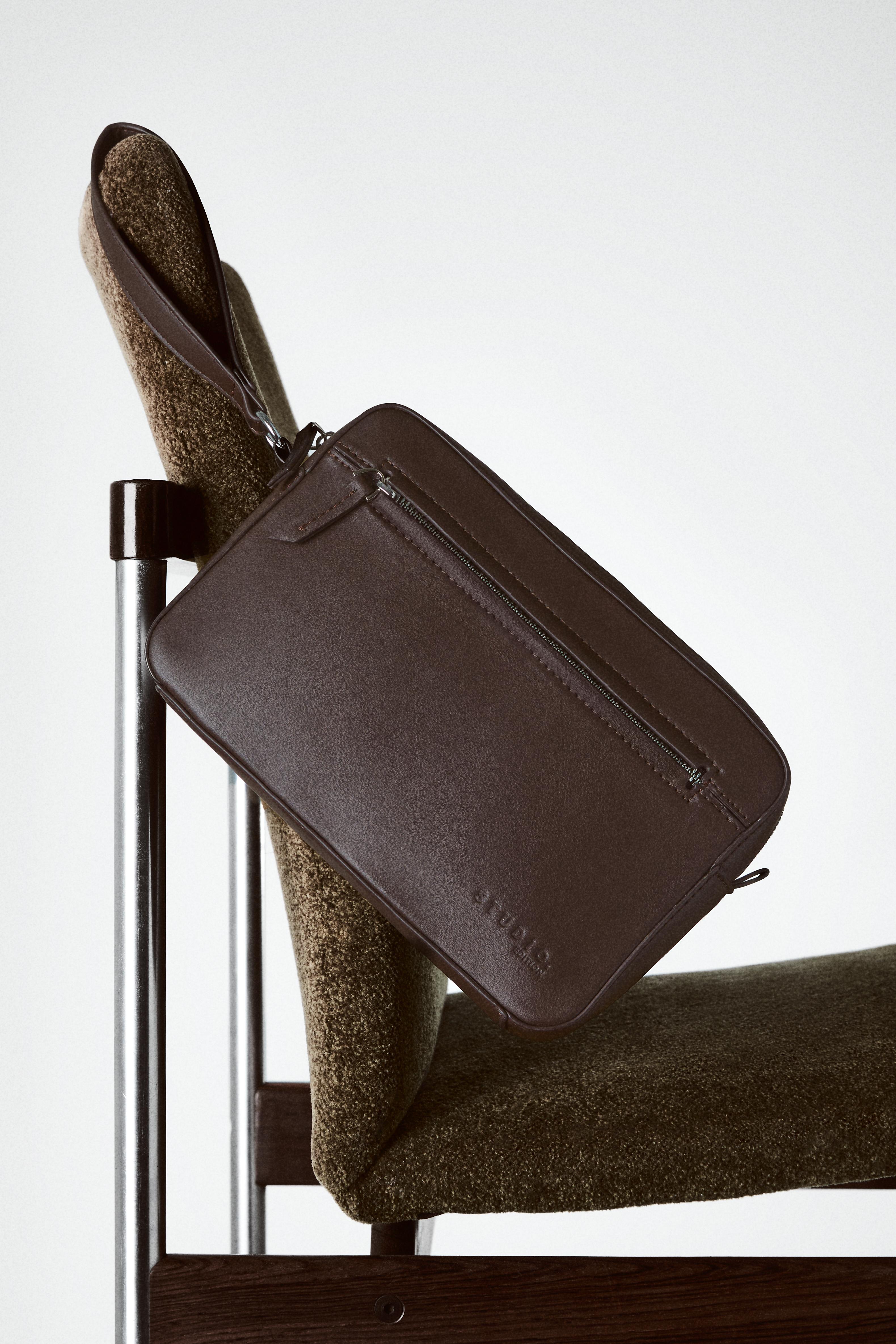 Smart toiletry bag — BROWN