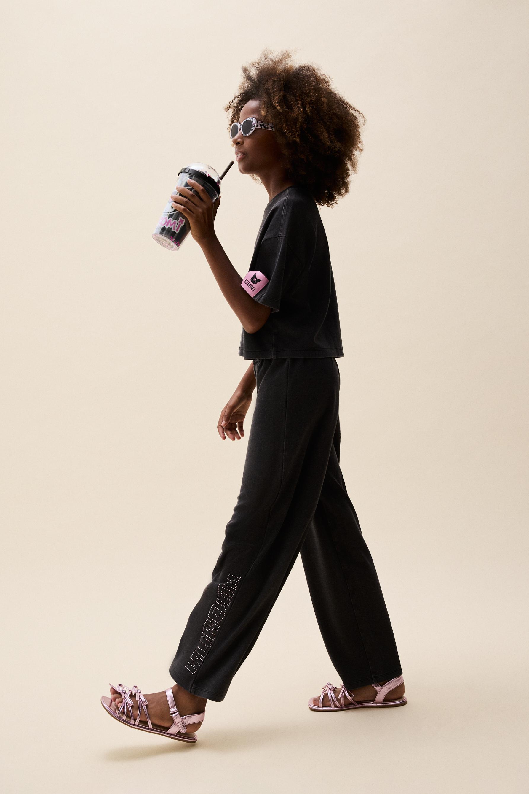 Pantalón Kuromi Hello Kitty ©SANRIO jogger con apliques