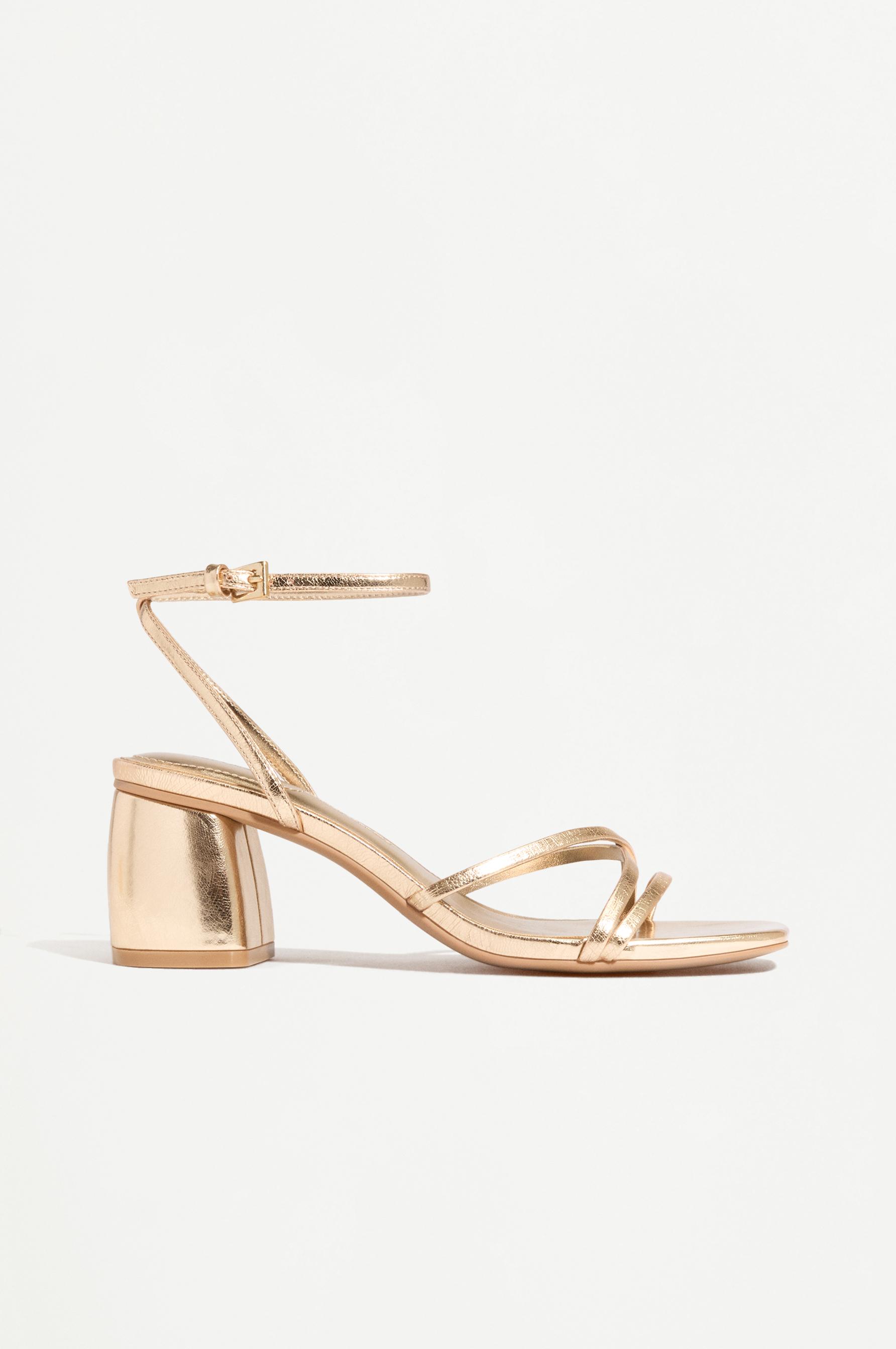 Sandalia metalizada tacón pulsera