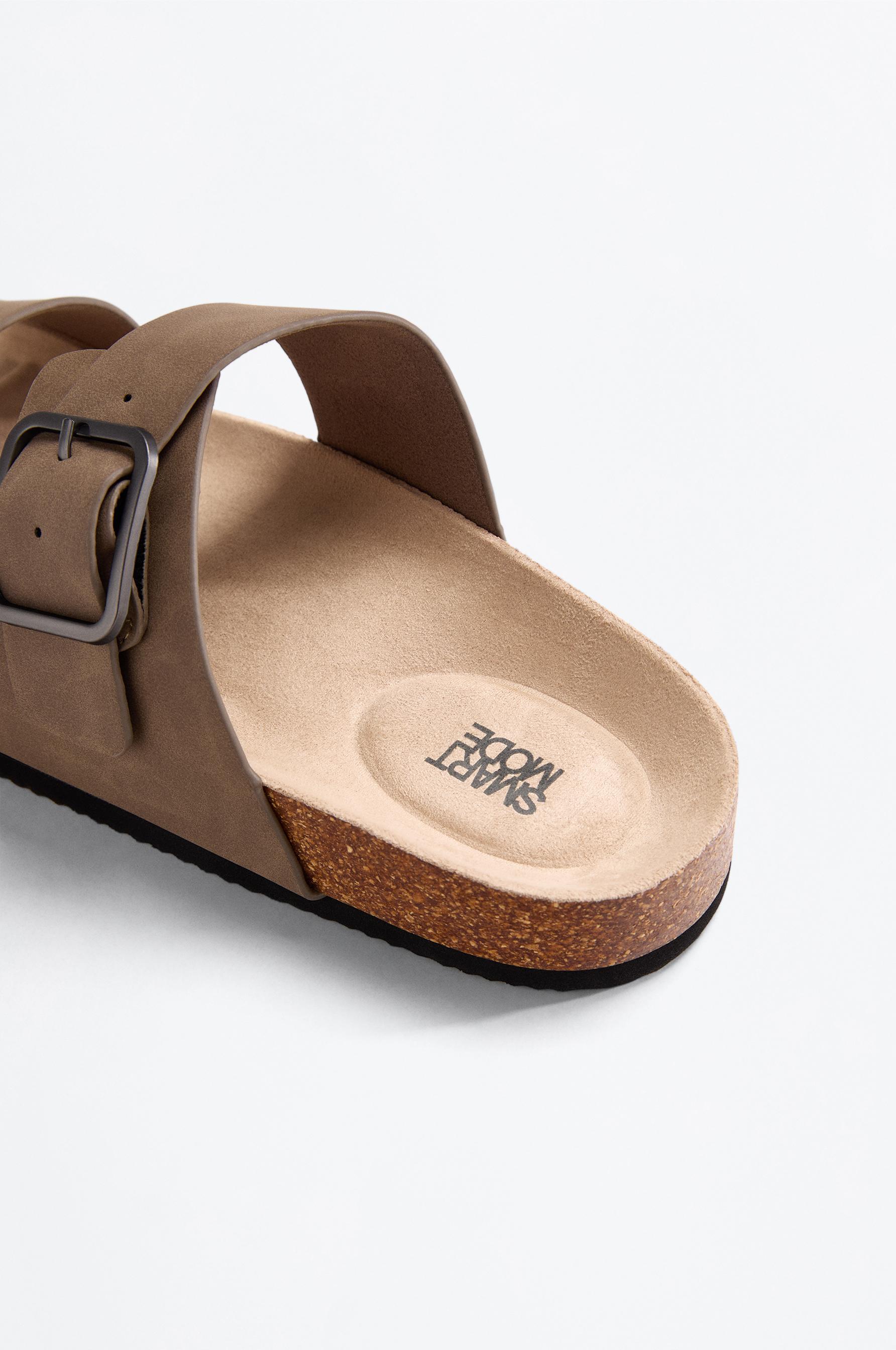 Comfort buckle sandals — BROWN