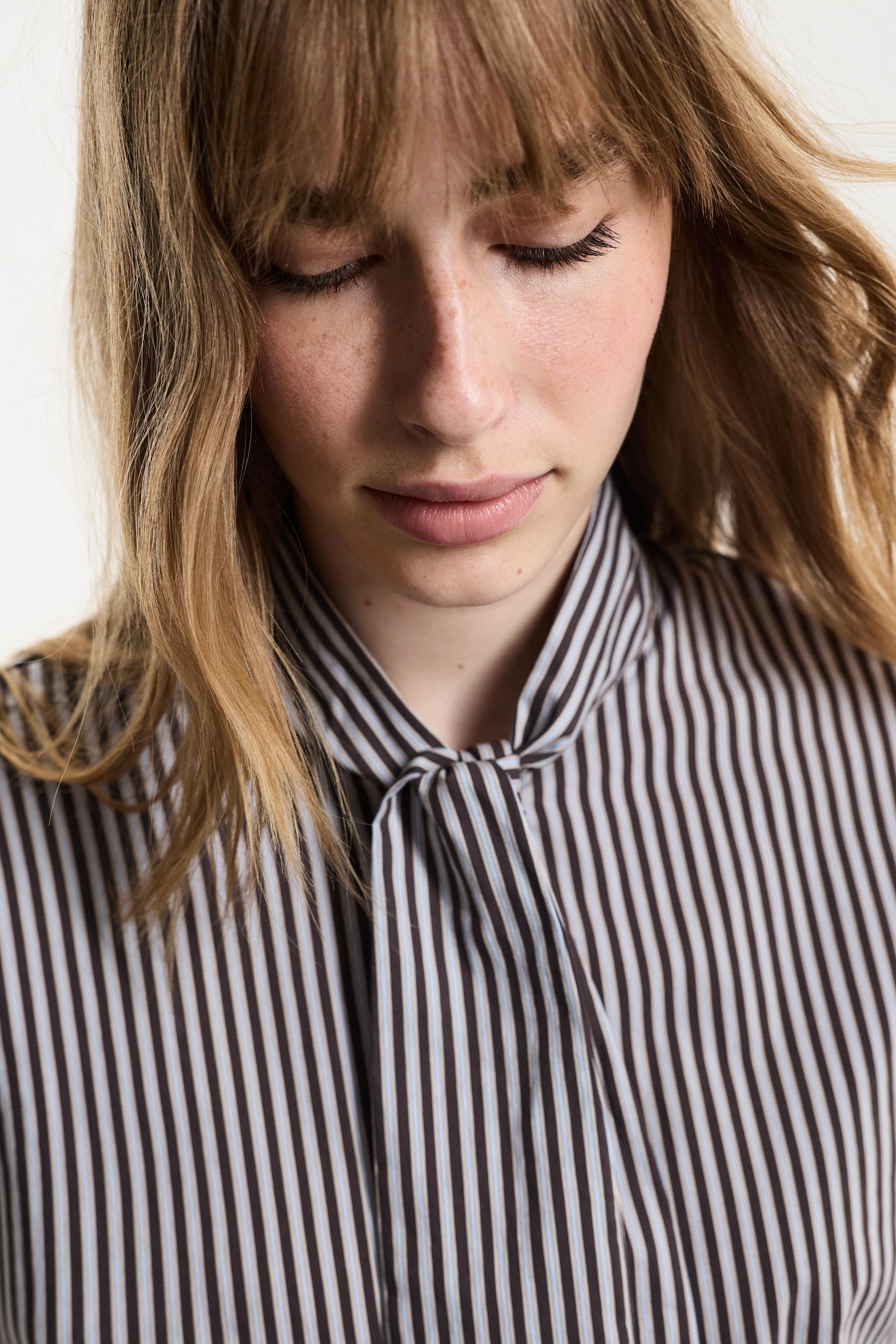 Striped shirt with bow — BROWN/BLUE