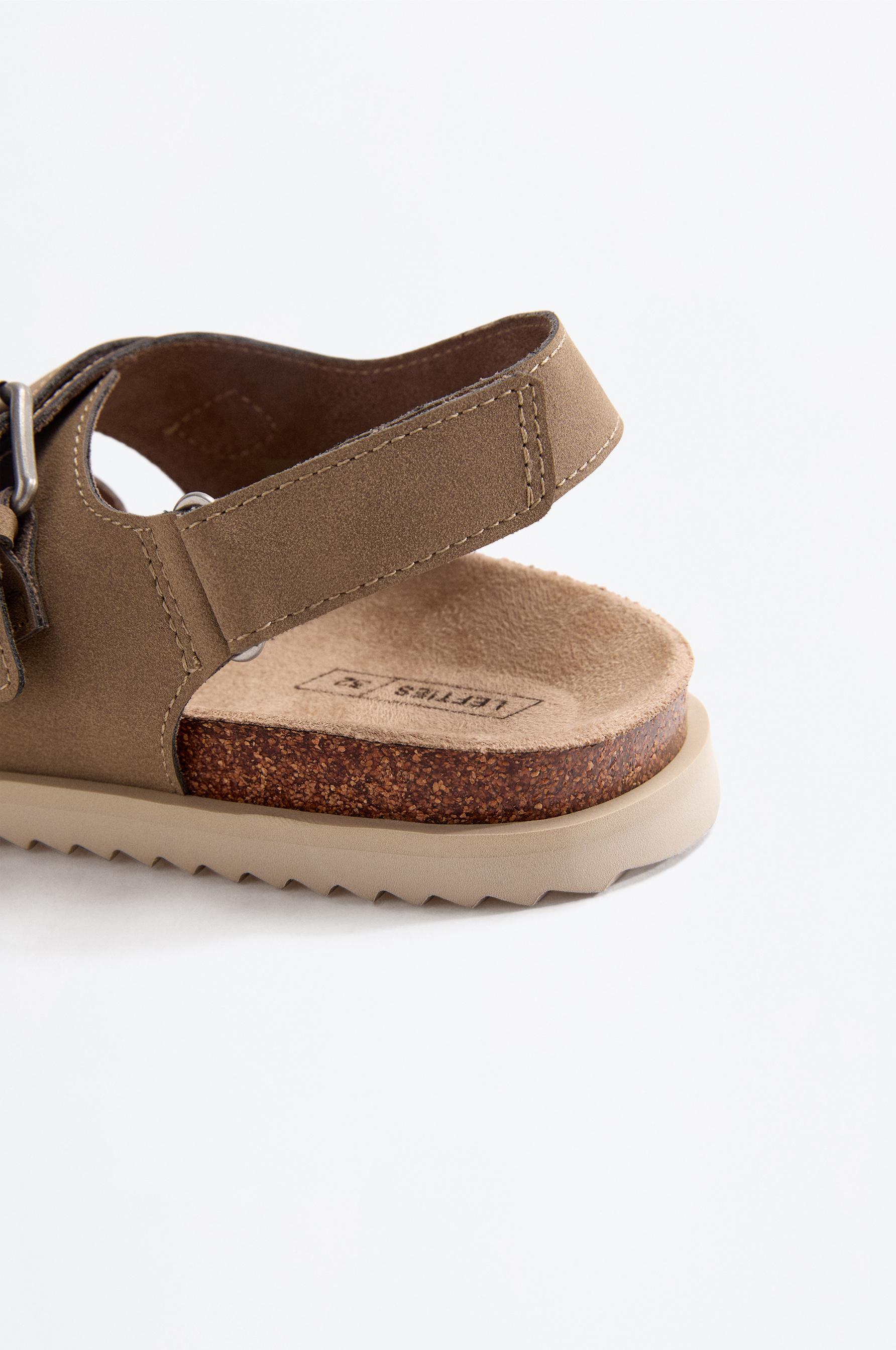 BUCKLE SANDALS — BROWN