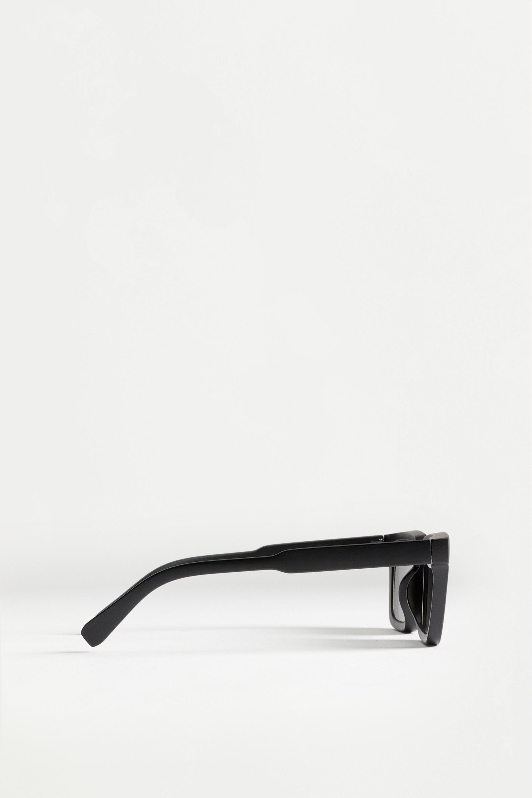 Square sunglasses — BLACK