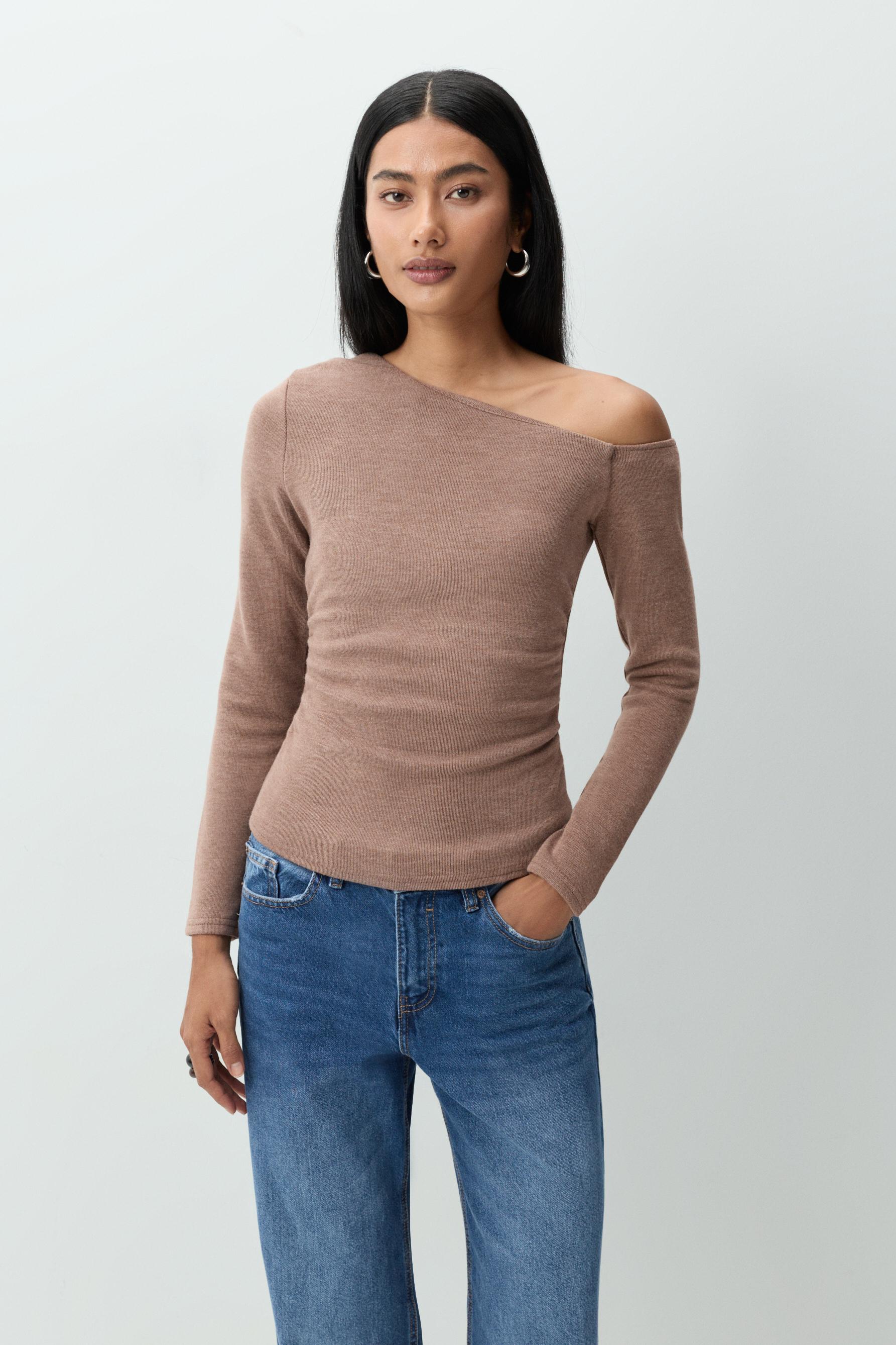 Camiseta cuello asimétrico