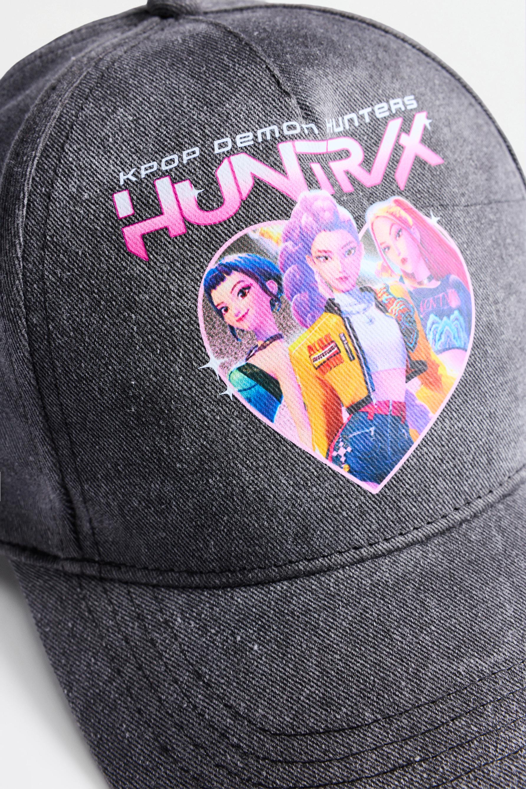 Huntrix K-Pop Demon Hunters™/© Netflix cap — BLACK/FUCHSIA