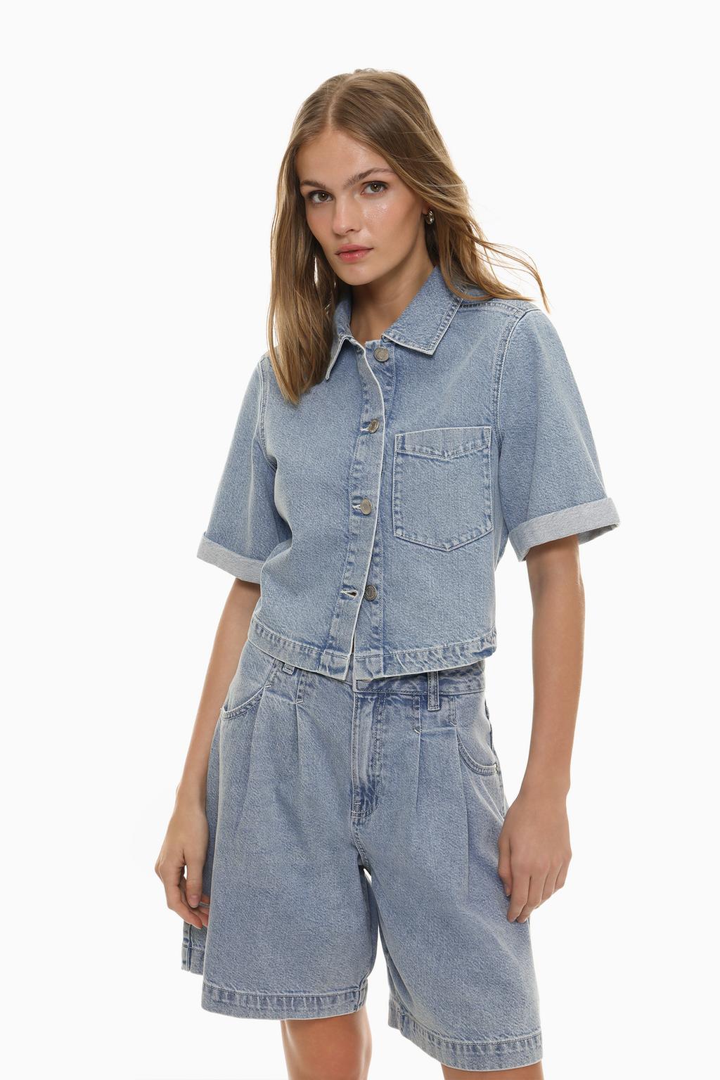 Short sleeve denim shirt