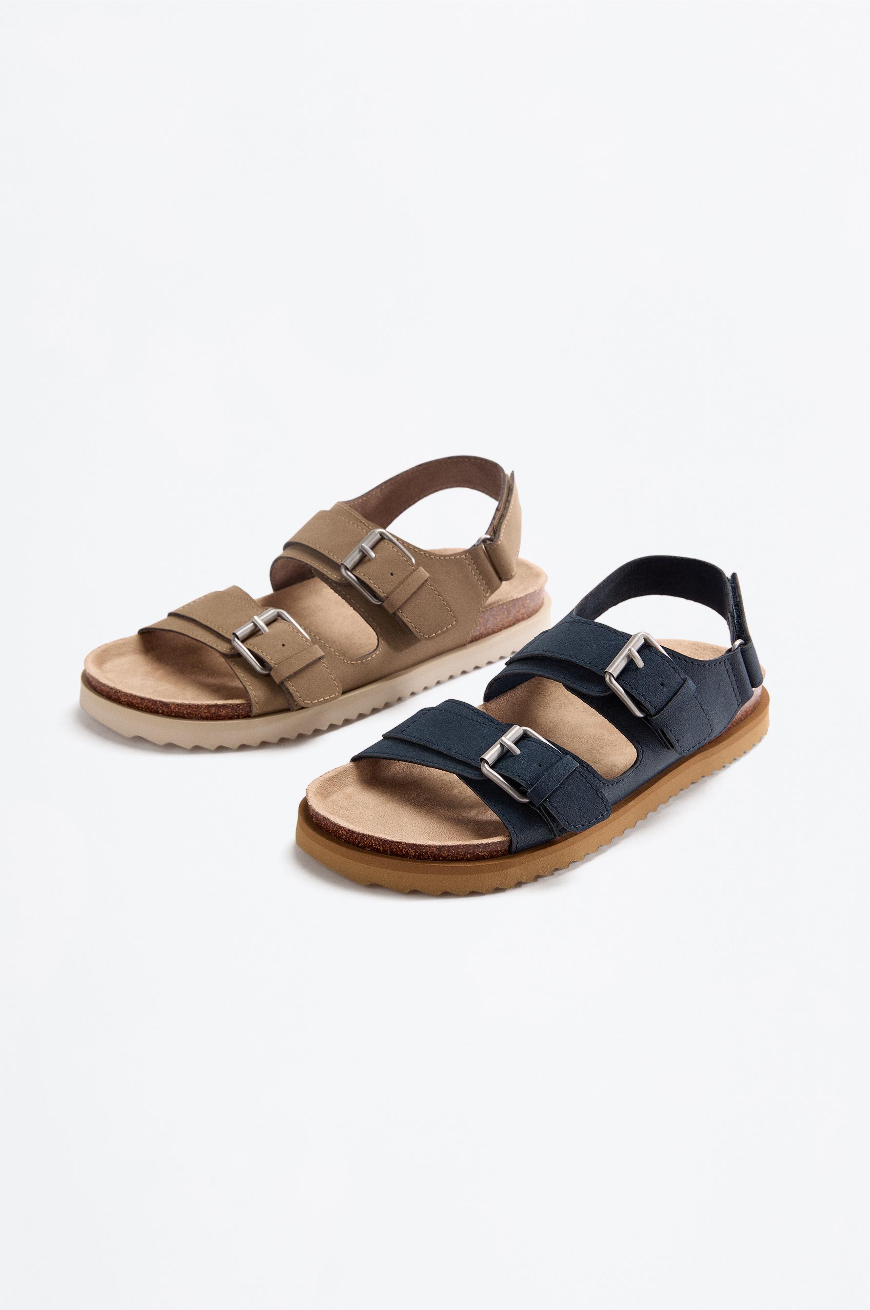 BUCKLE SANDALS — BROWN