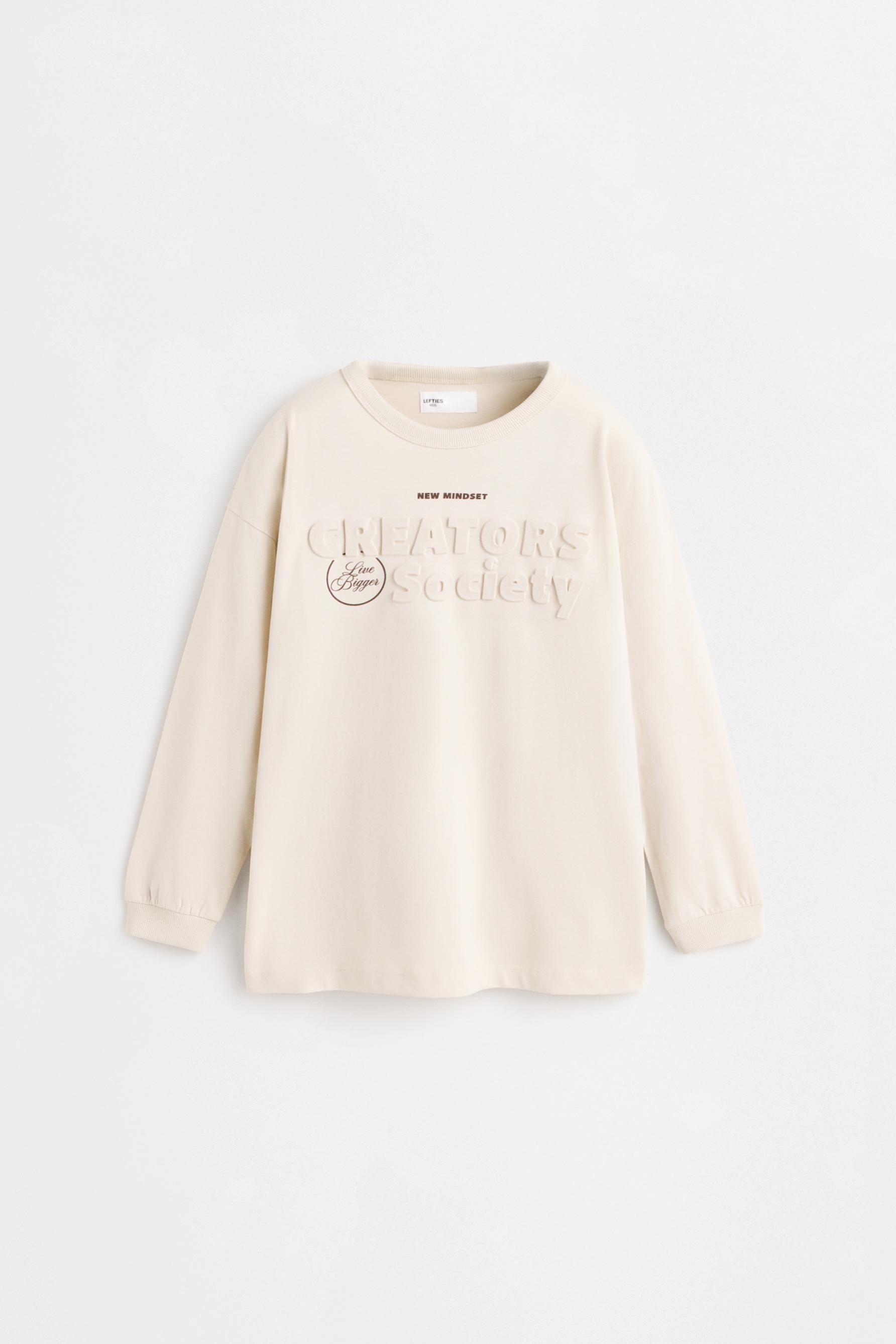 Camiseta texto relieve