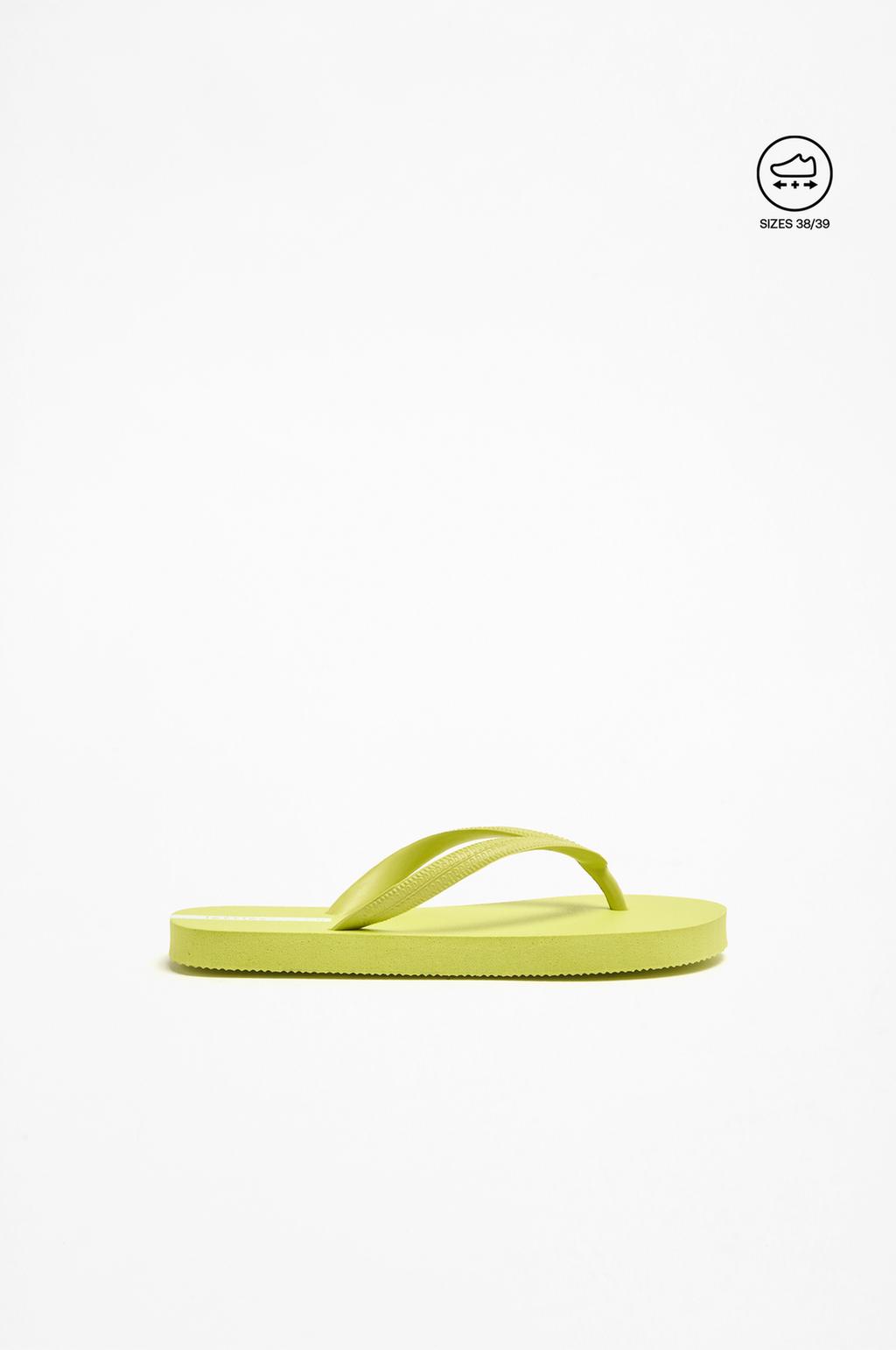 Pool sandals with toe divider
