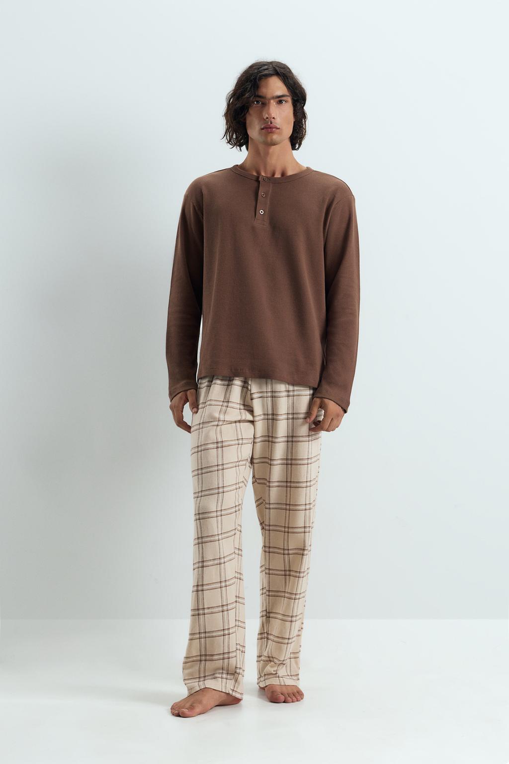 Pijama comprido de flanela com decote de botões