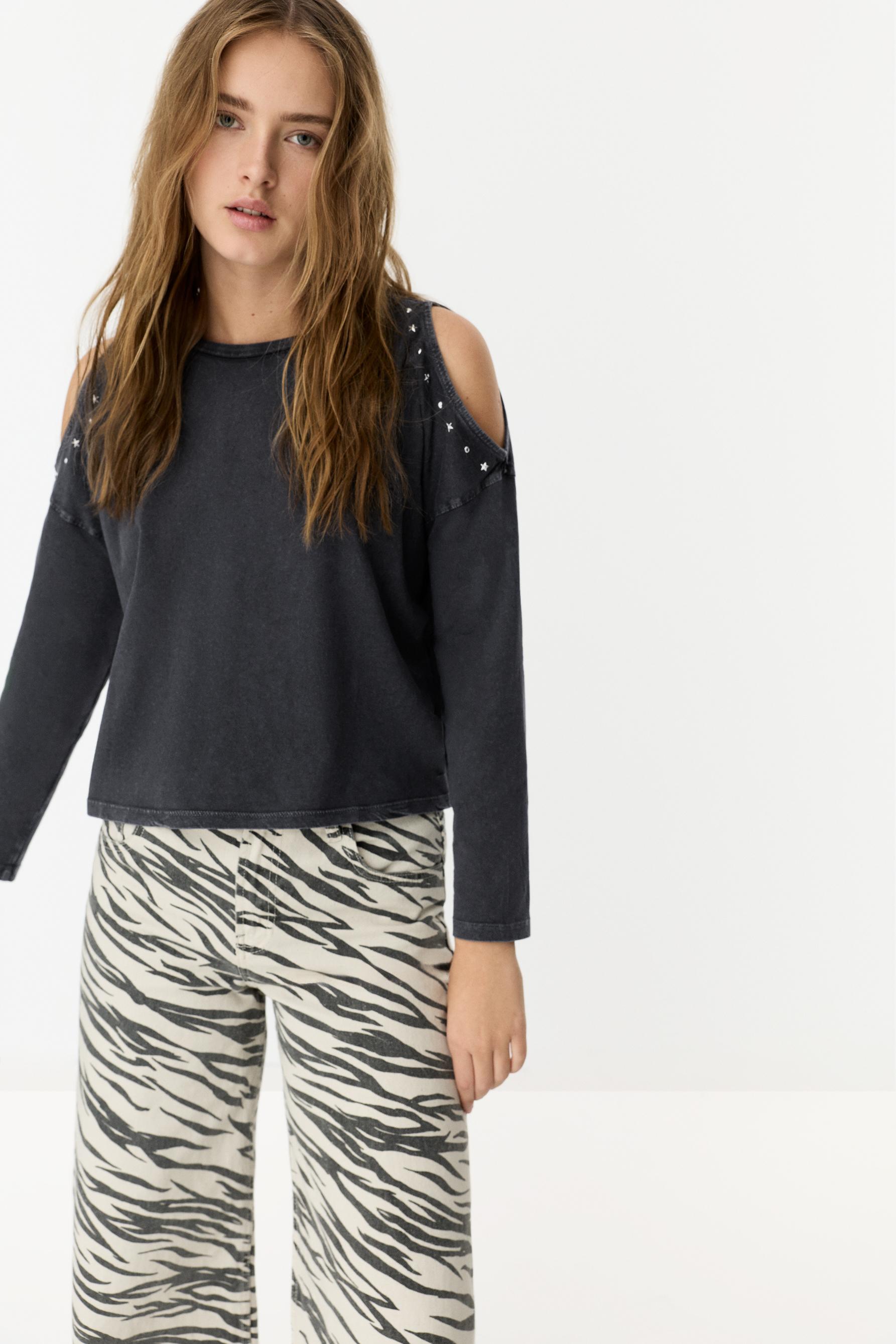 Camiseta cut out tachas efecto lavado