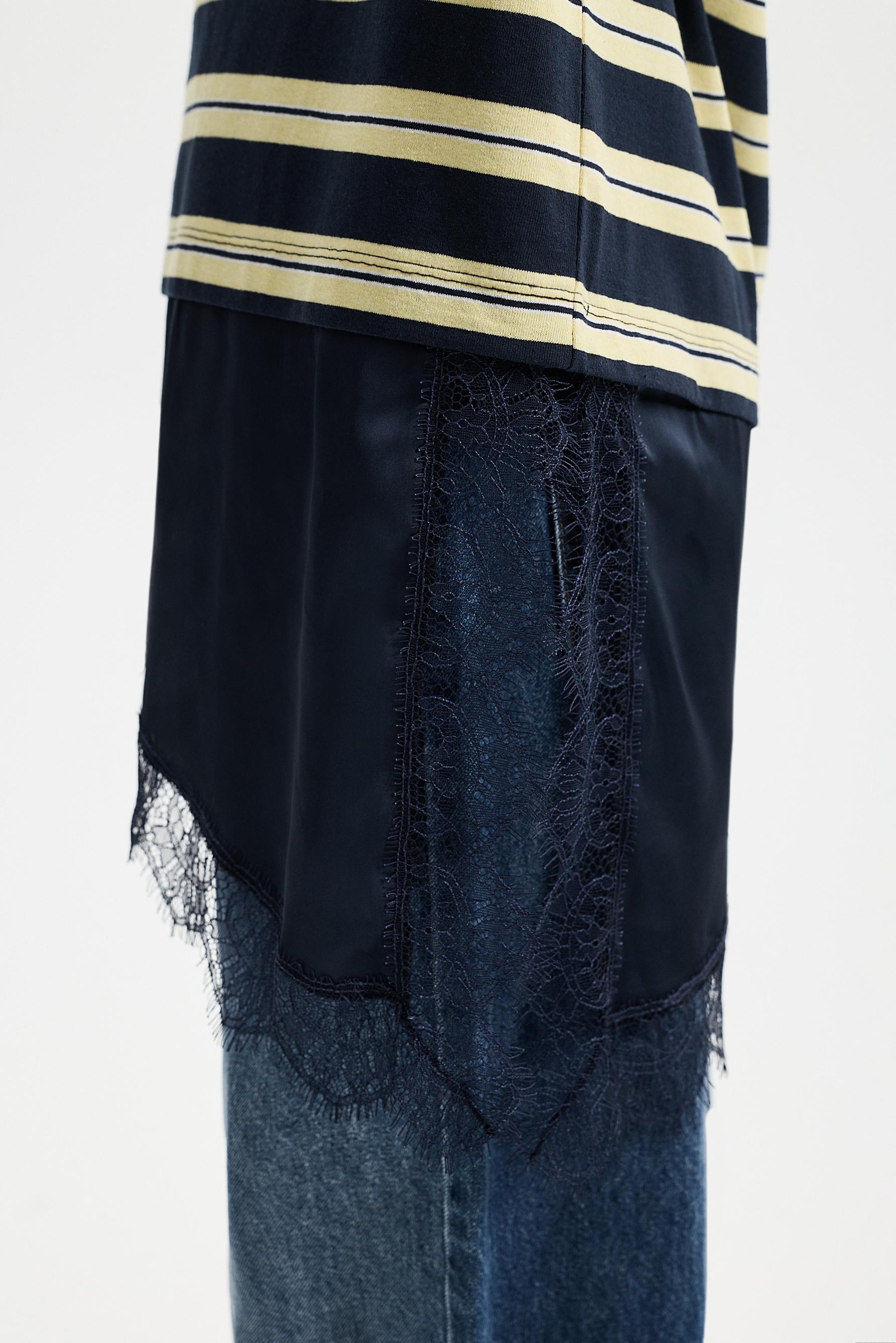 Striped lace-hem T-shirt — STRIPED