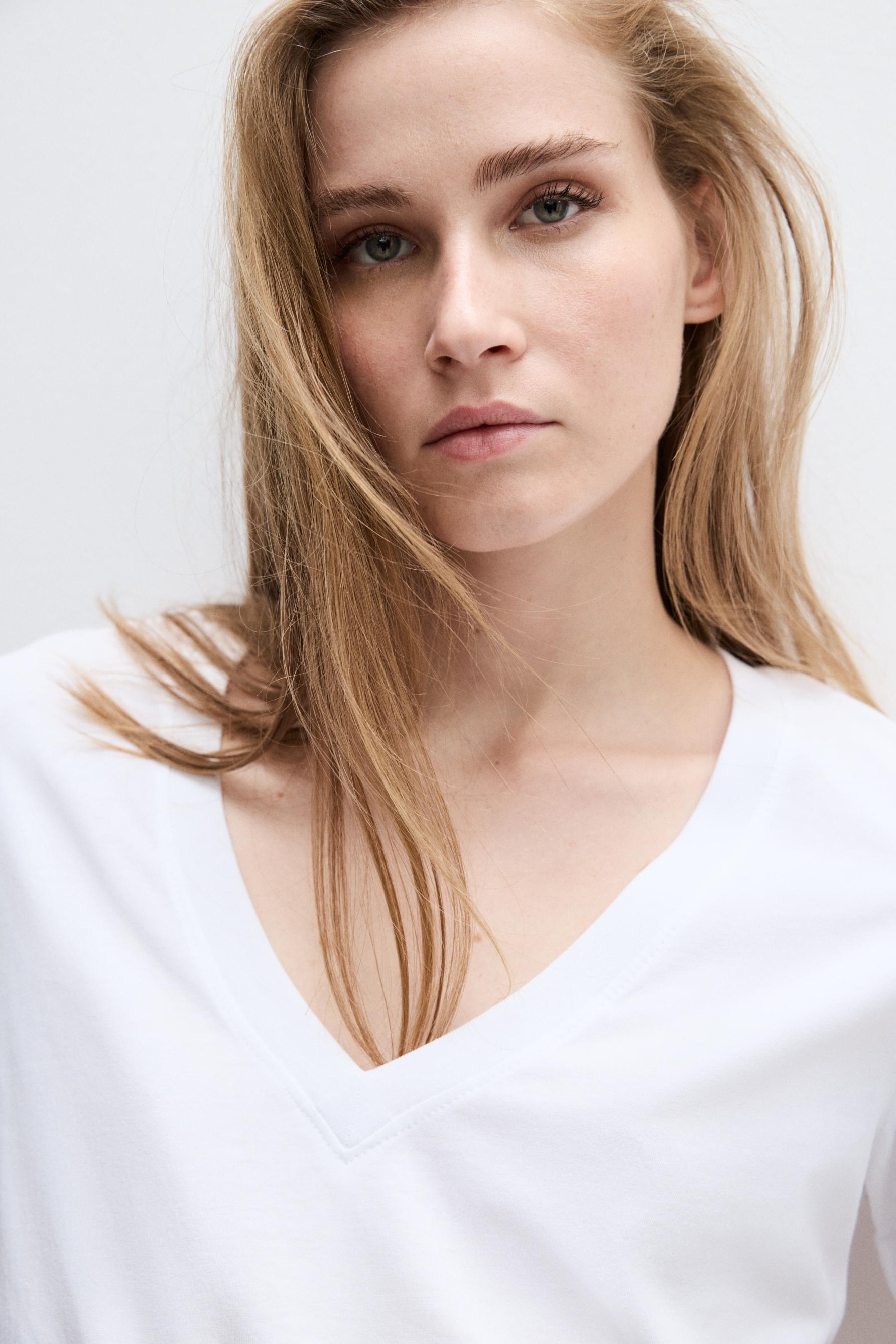 Basic V-neck T-shirt — WHITE