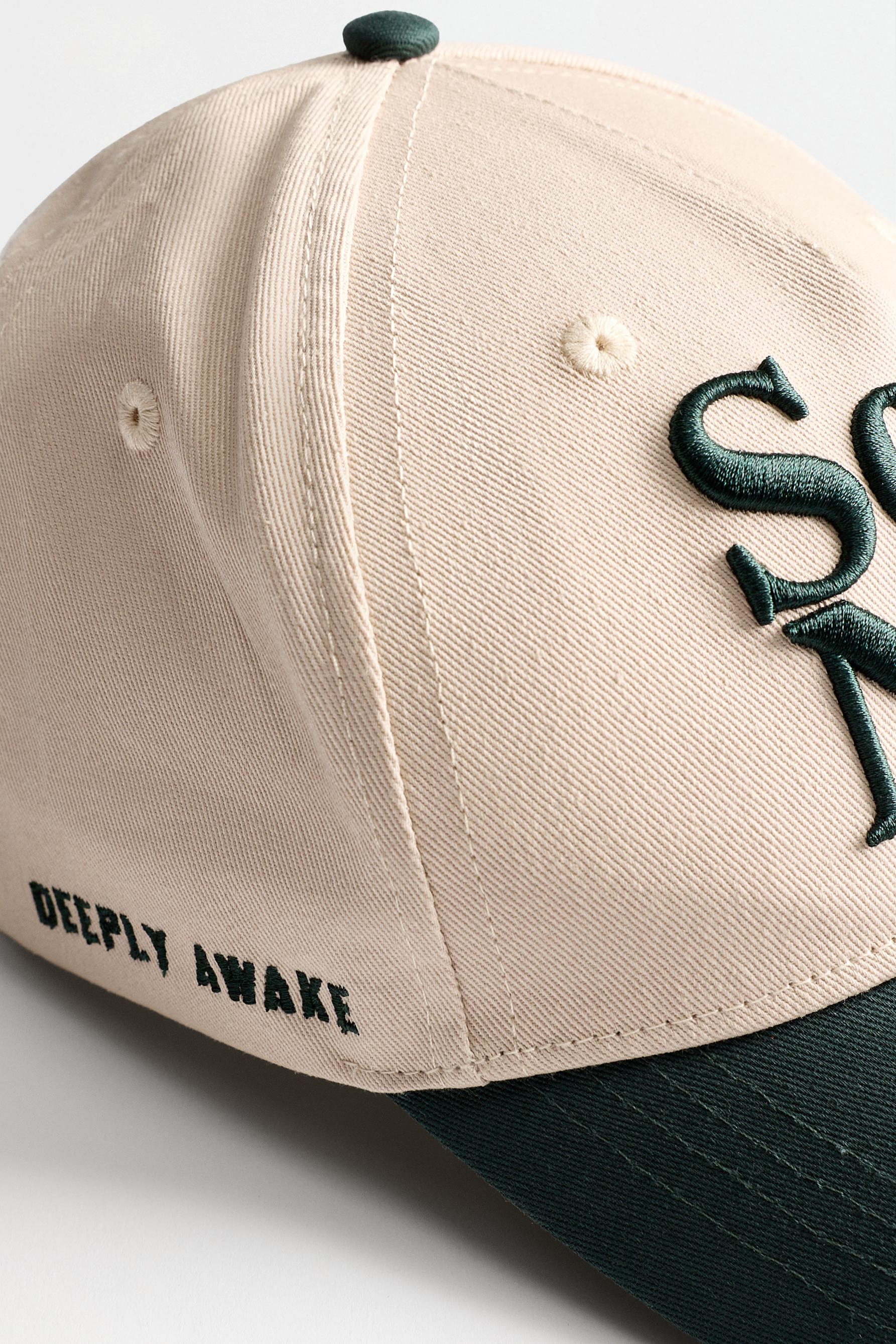Text embroidery cap — GREEN/ECRU