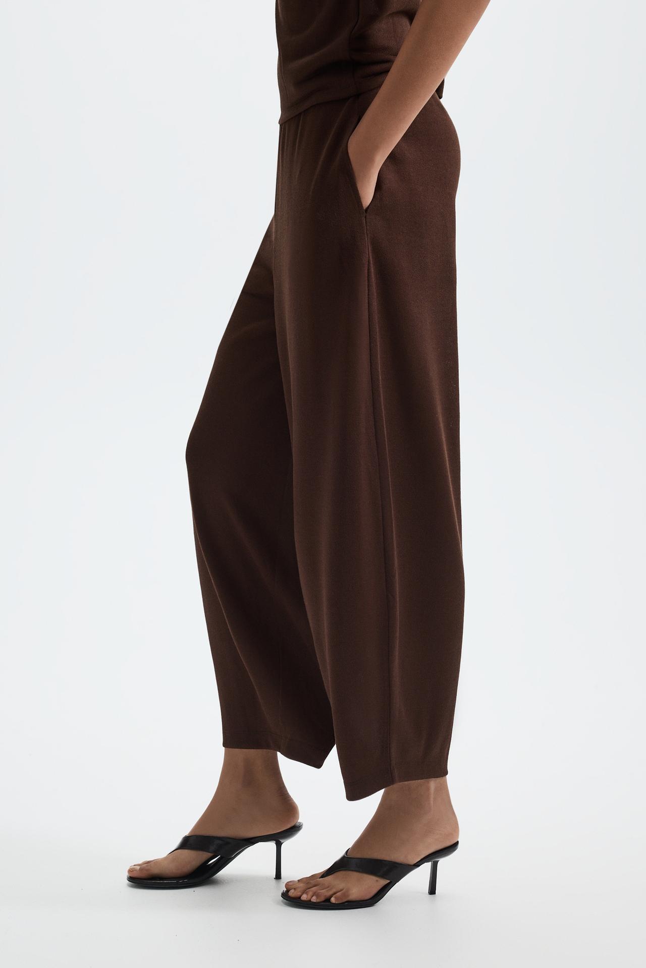 Flowing carrot fit trousers — BROWN