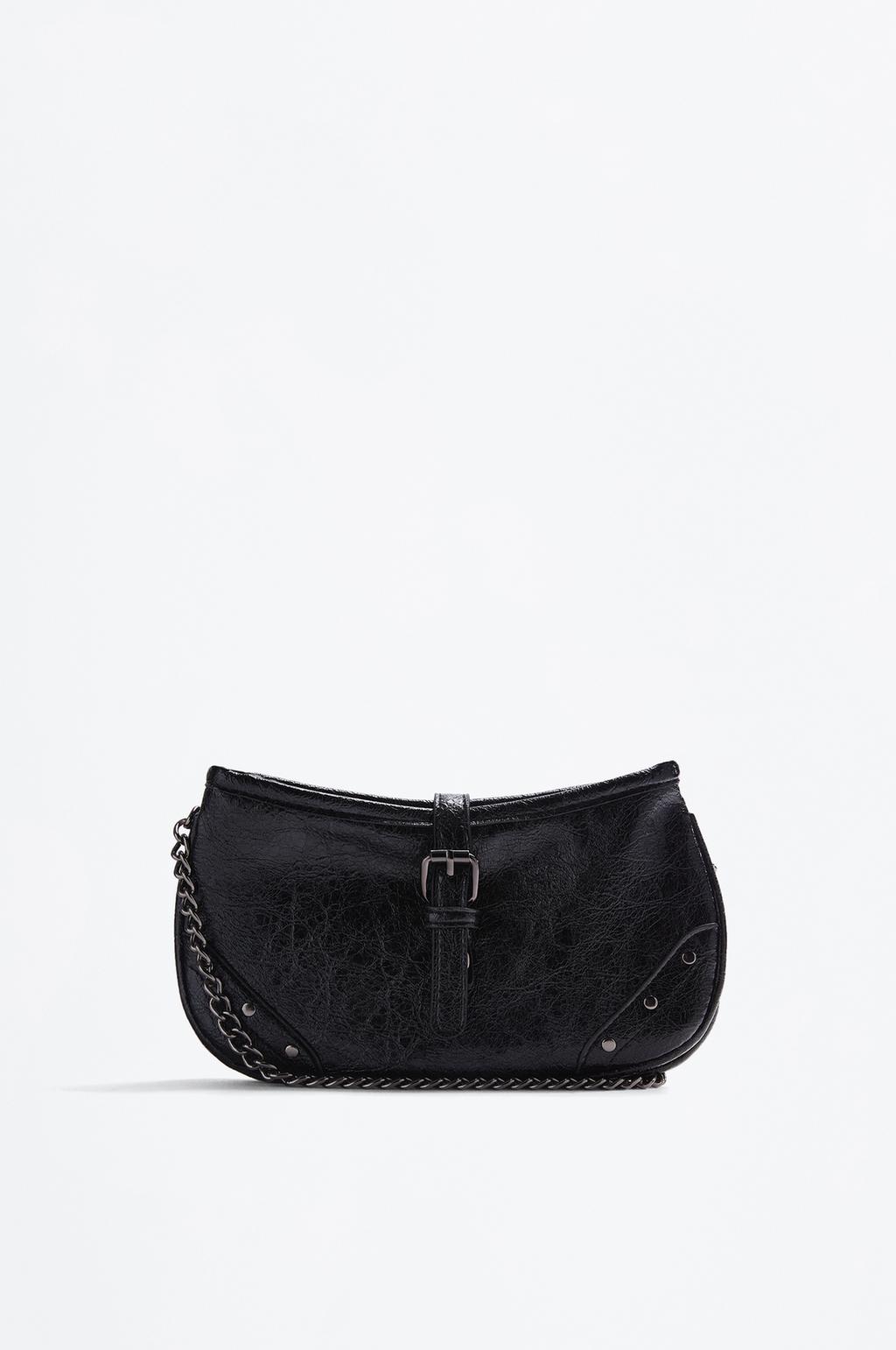 Bolsa a tiracolo com tachas e corrente